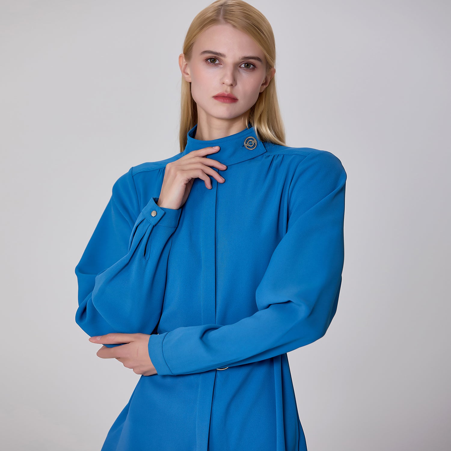 Robe chemise à col montant et manches longues