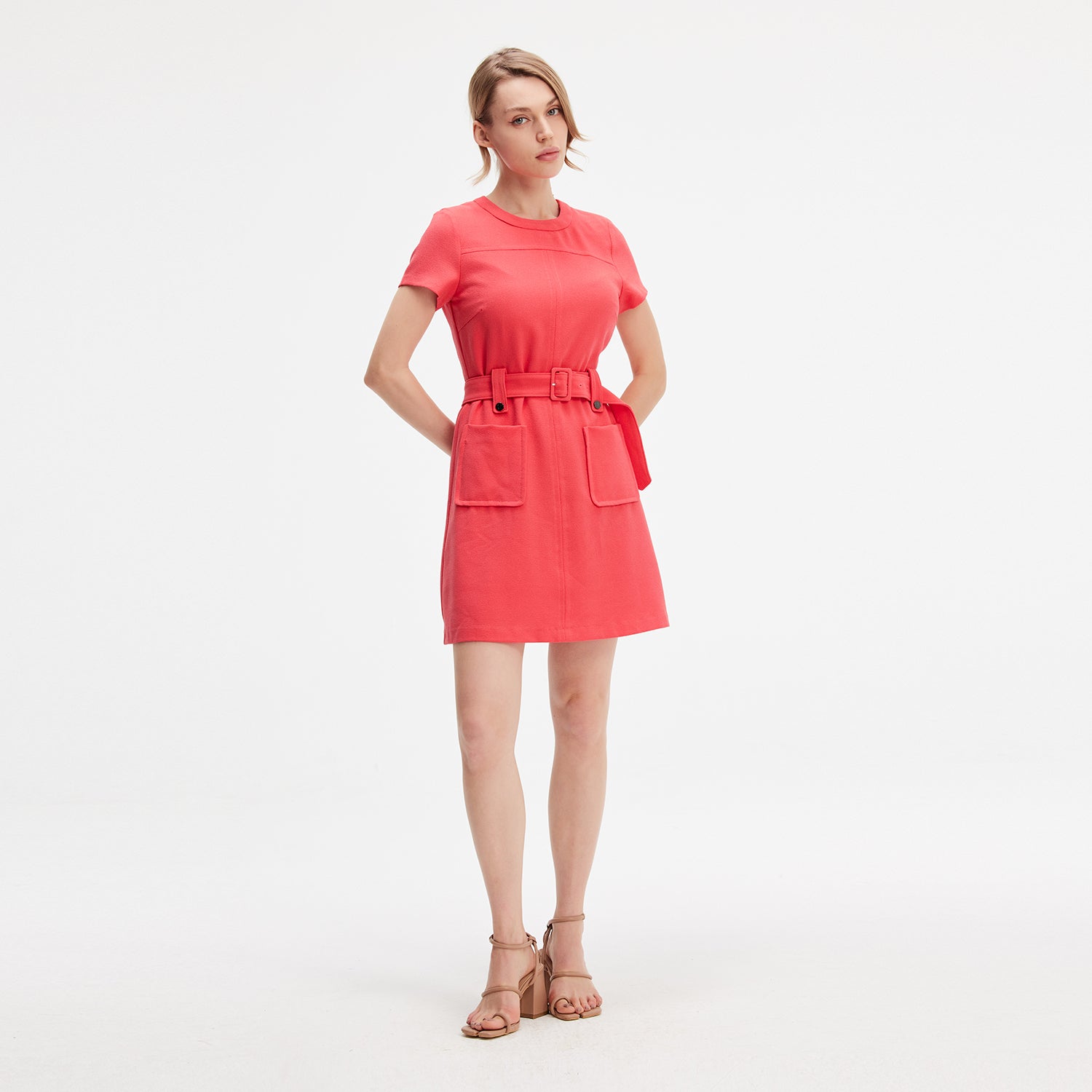 Robe courte à poches plaquées