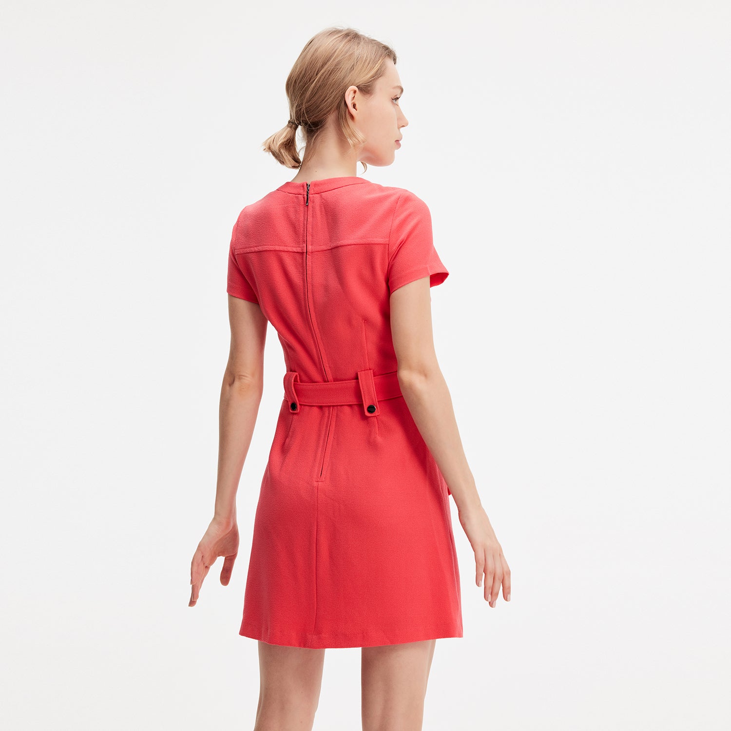 Robe courte à poches plaquées