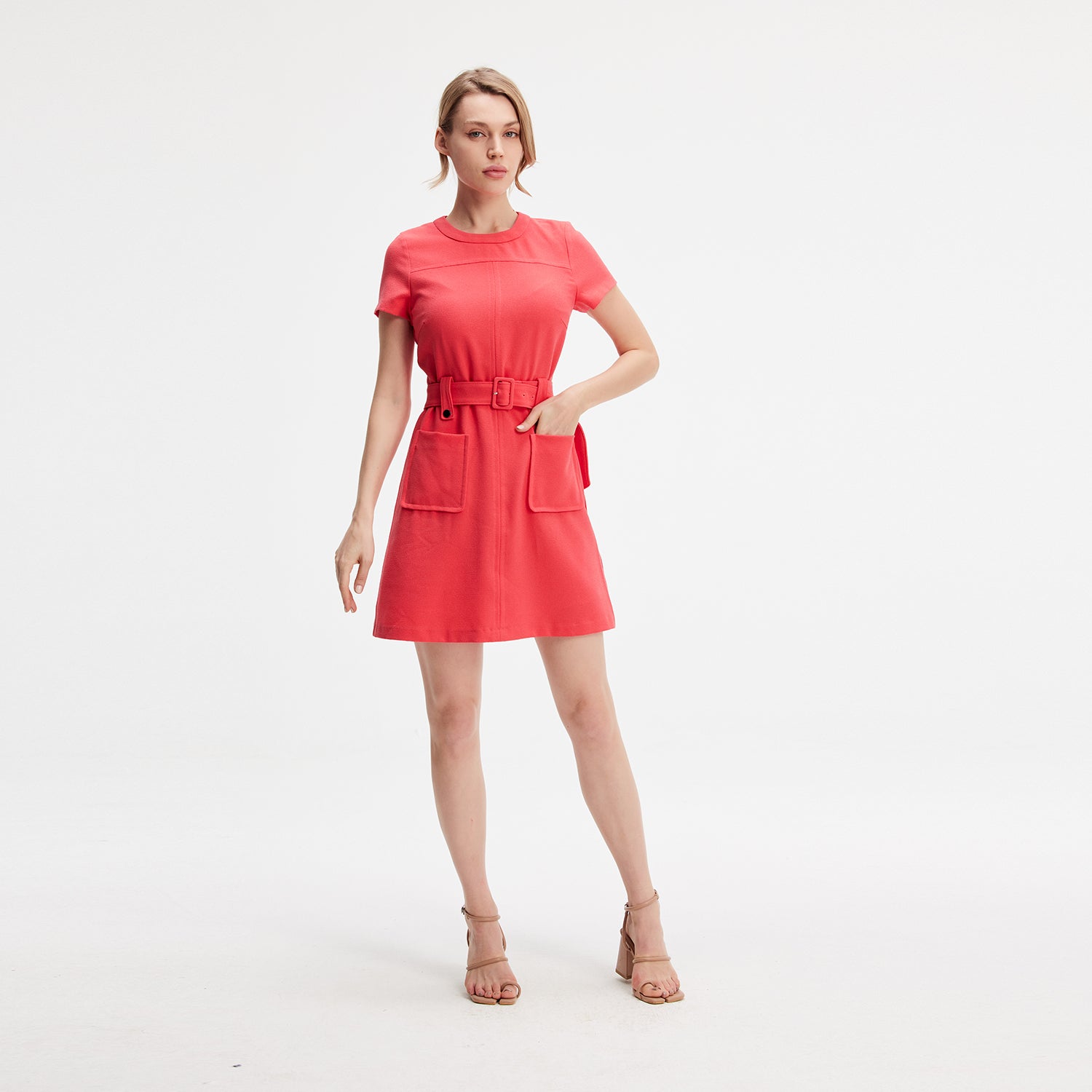 Robe courte à poches plaquées