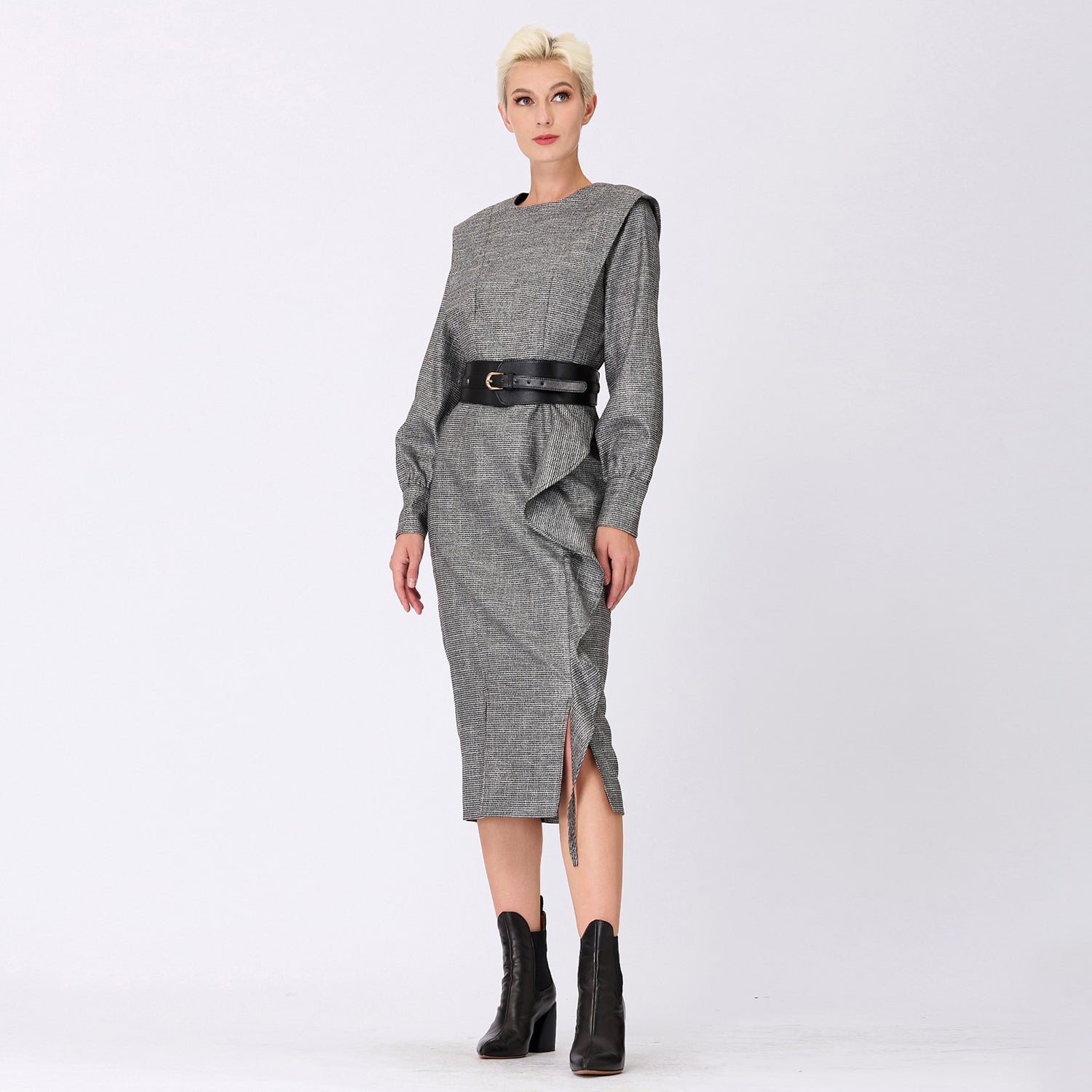 Robe tailleur à épaules larges et volant vertical