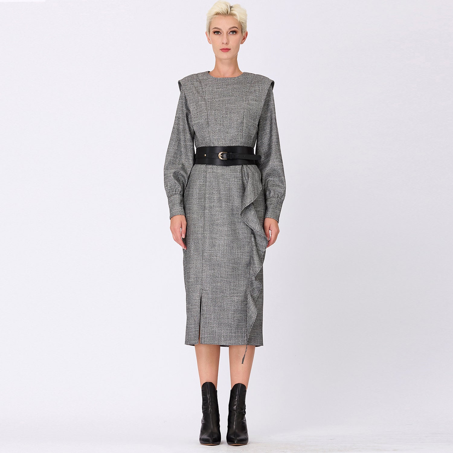 Robe tailleur à épaules larges et volant vertical