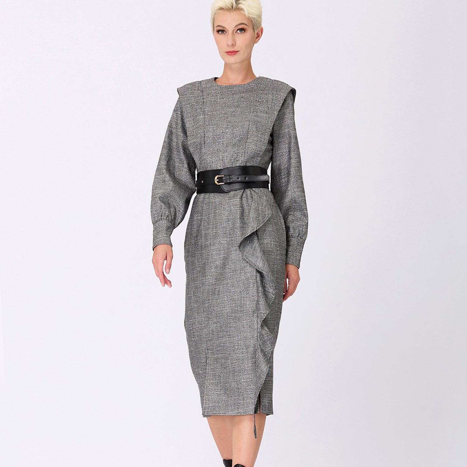 Robe tailleur à épaules larges et volant vertical