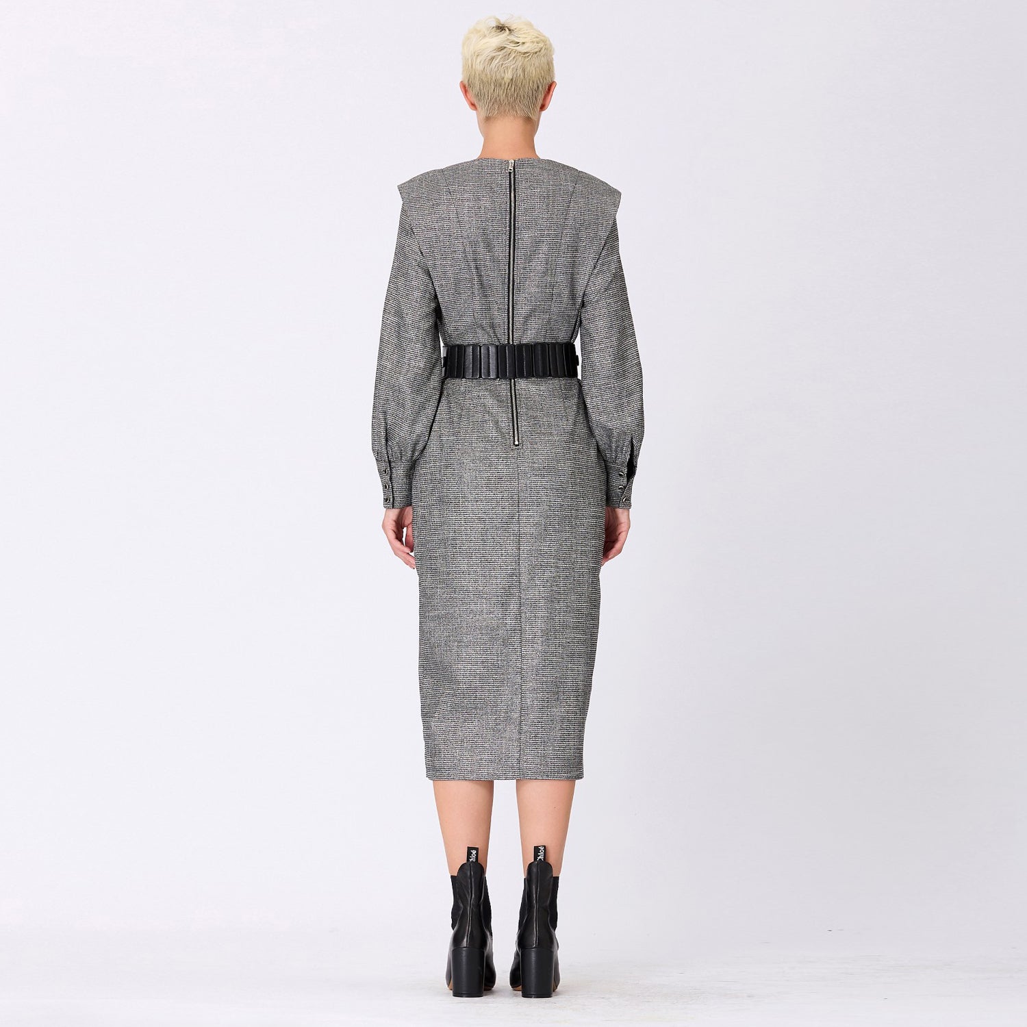 Robe tailleur à épaules larges et volant vertical