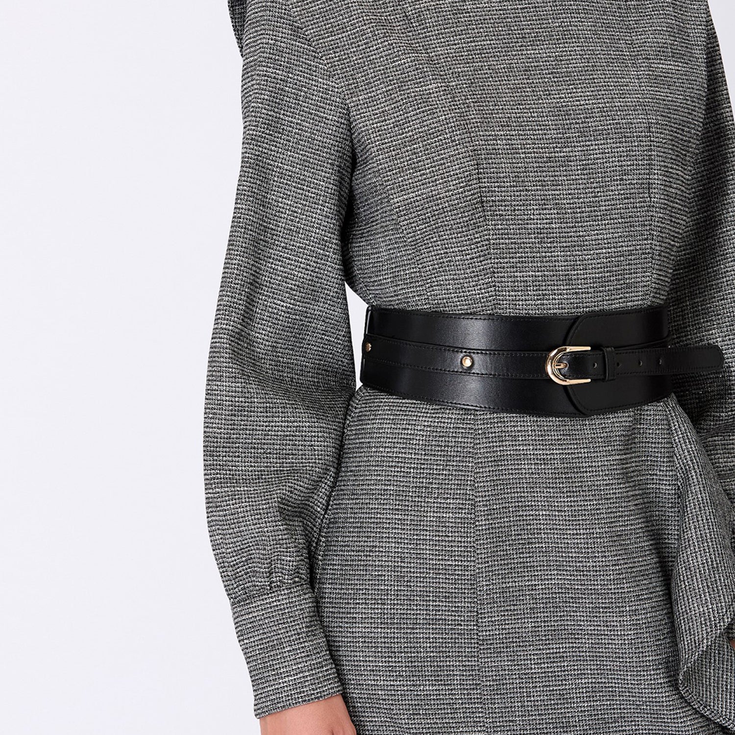 Robe tailleur à épaules larges et volant vertical