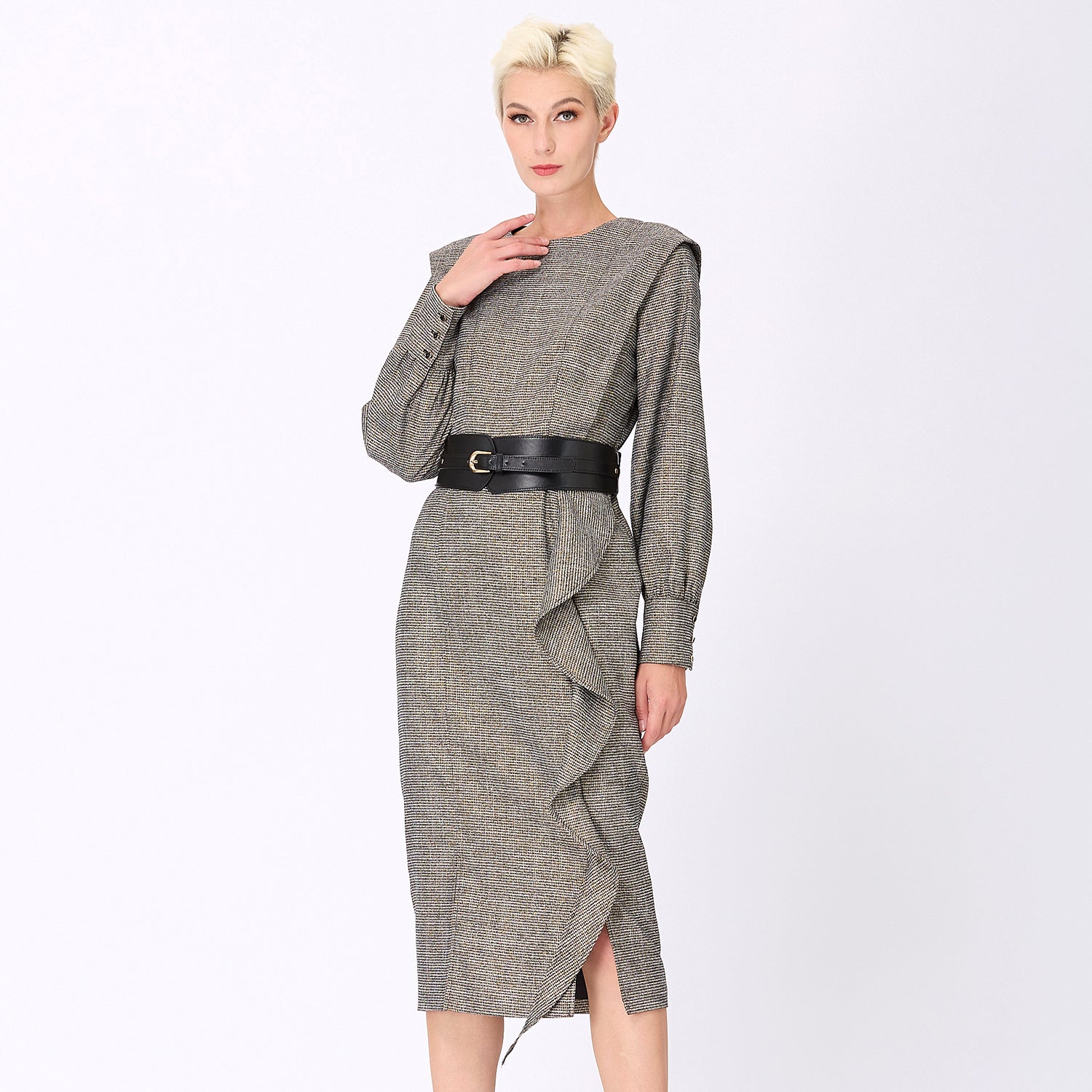 Robe tailleur à épaules larges et volant vertical