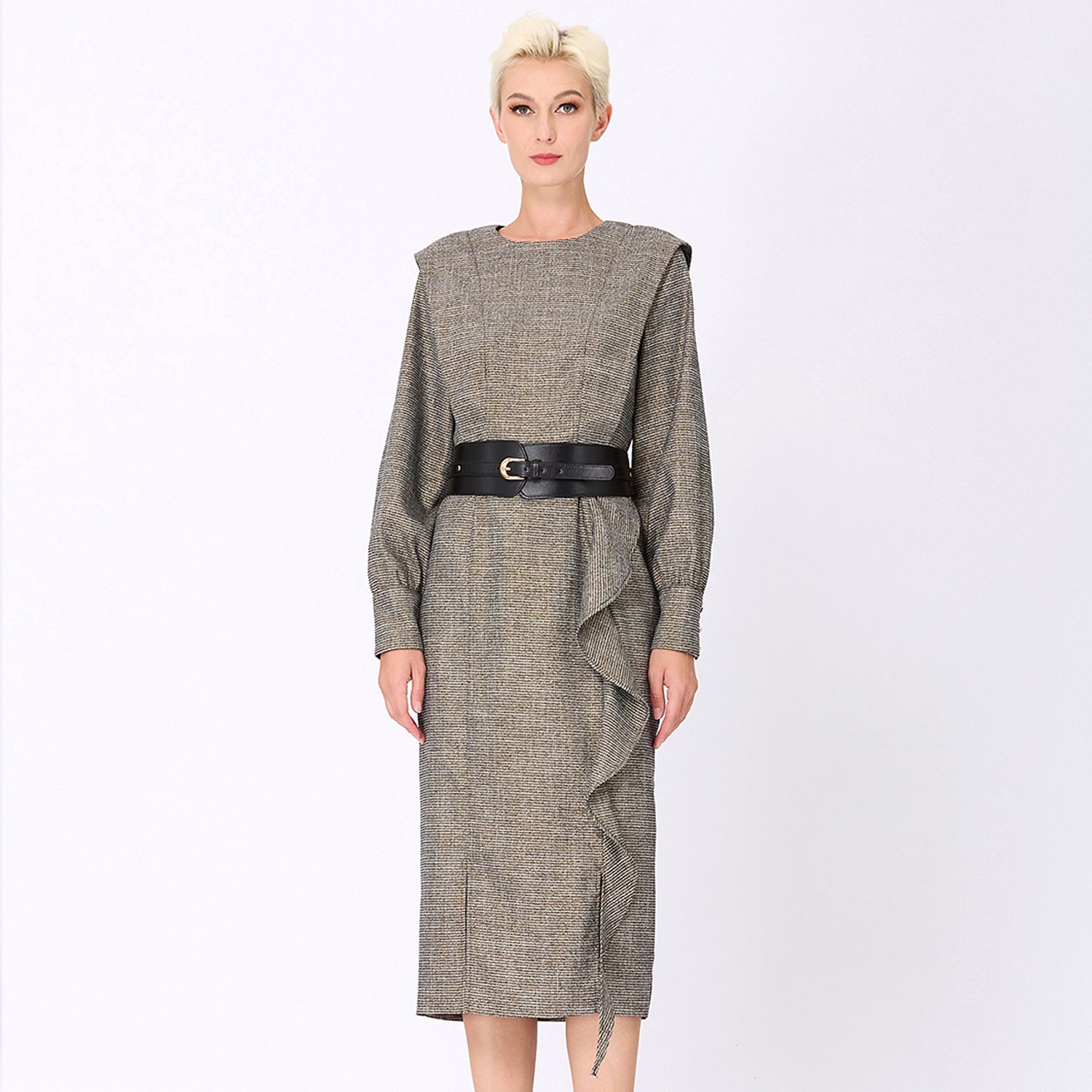 Robe tailleur à épaules larges et volant vertical