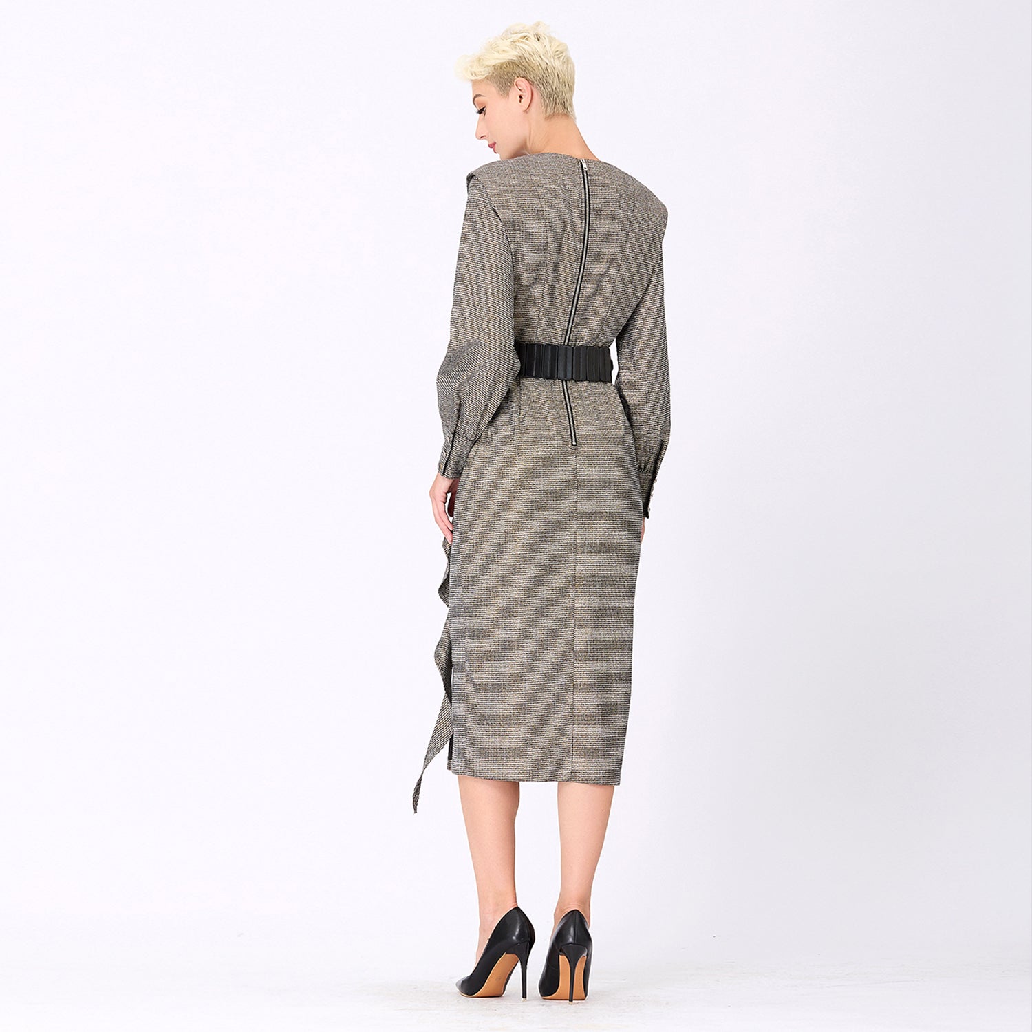 Robe tailleur à épaules larges et volant vertical