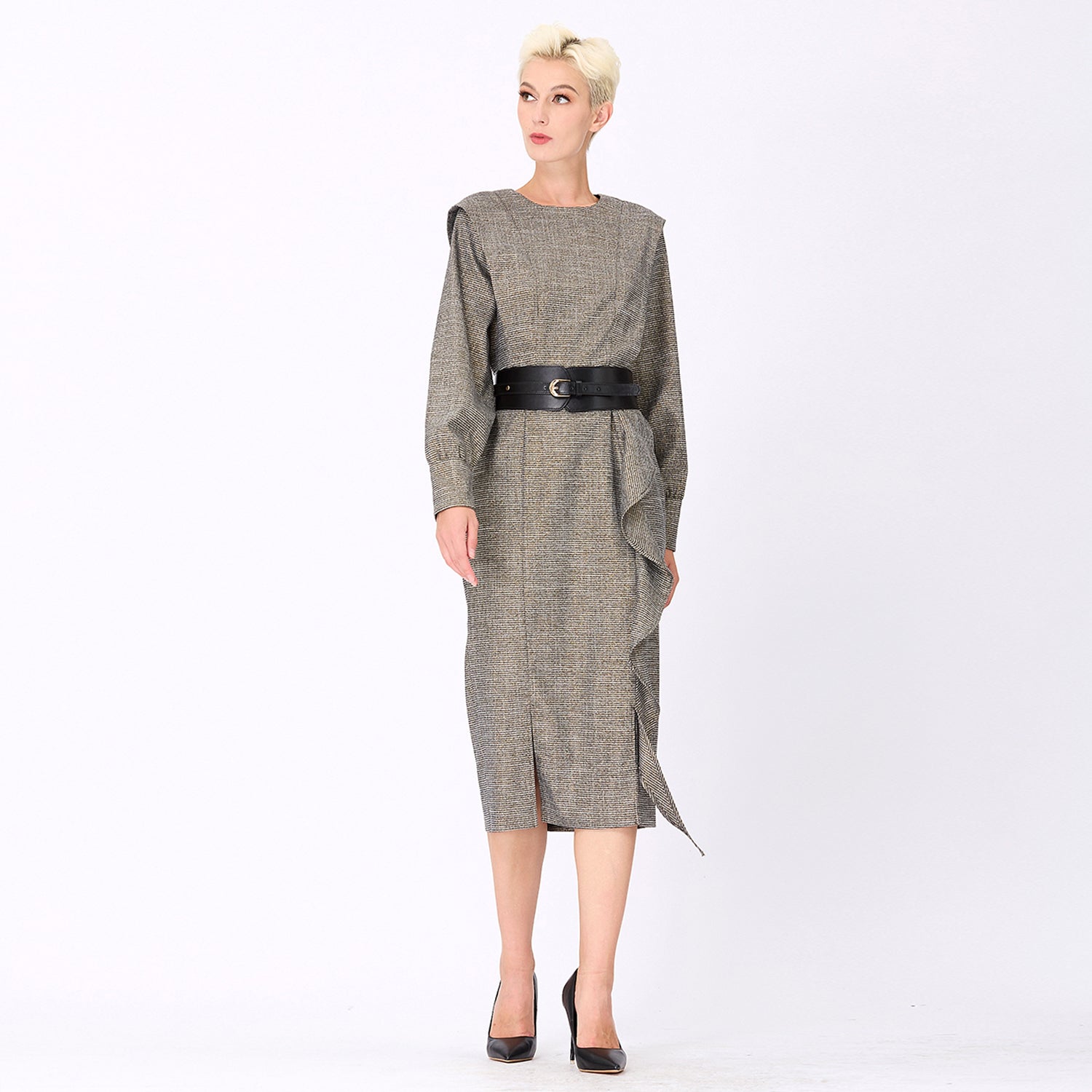 Robe tailleur à épaules larges et volant vertical