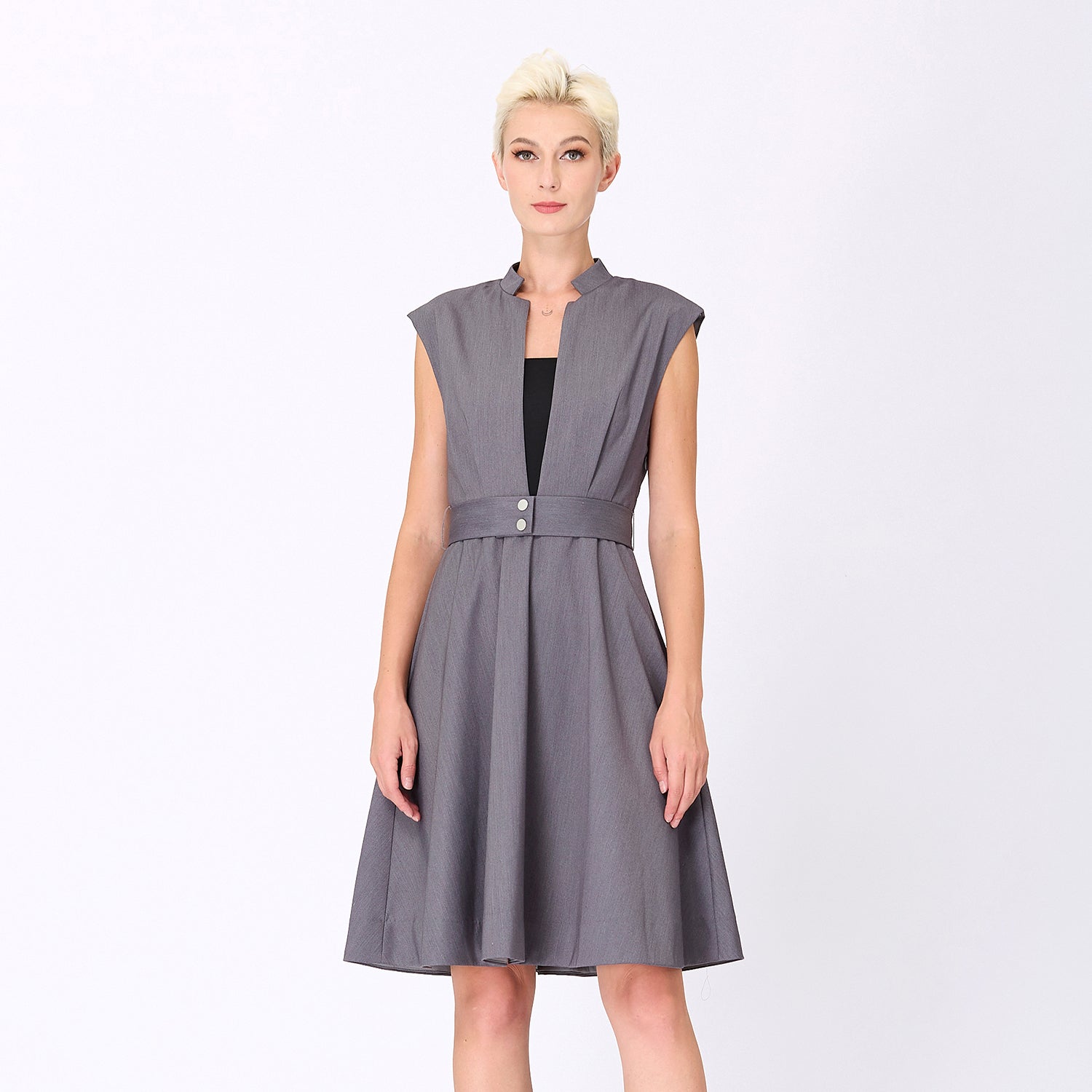 Robe structurée ajustée et évasée à mancherons