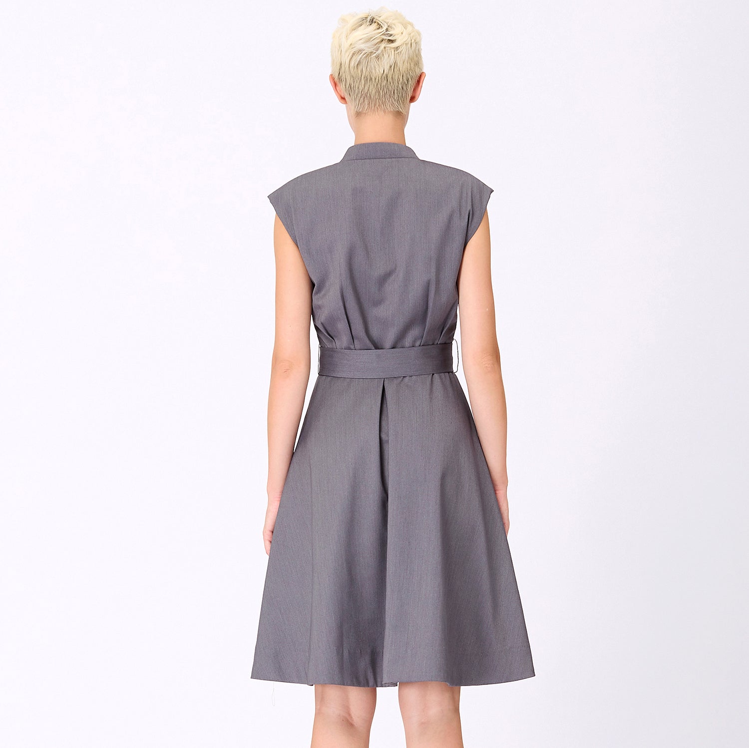 Robe structurée ajustée et évasée à mancherons
