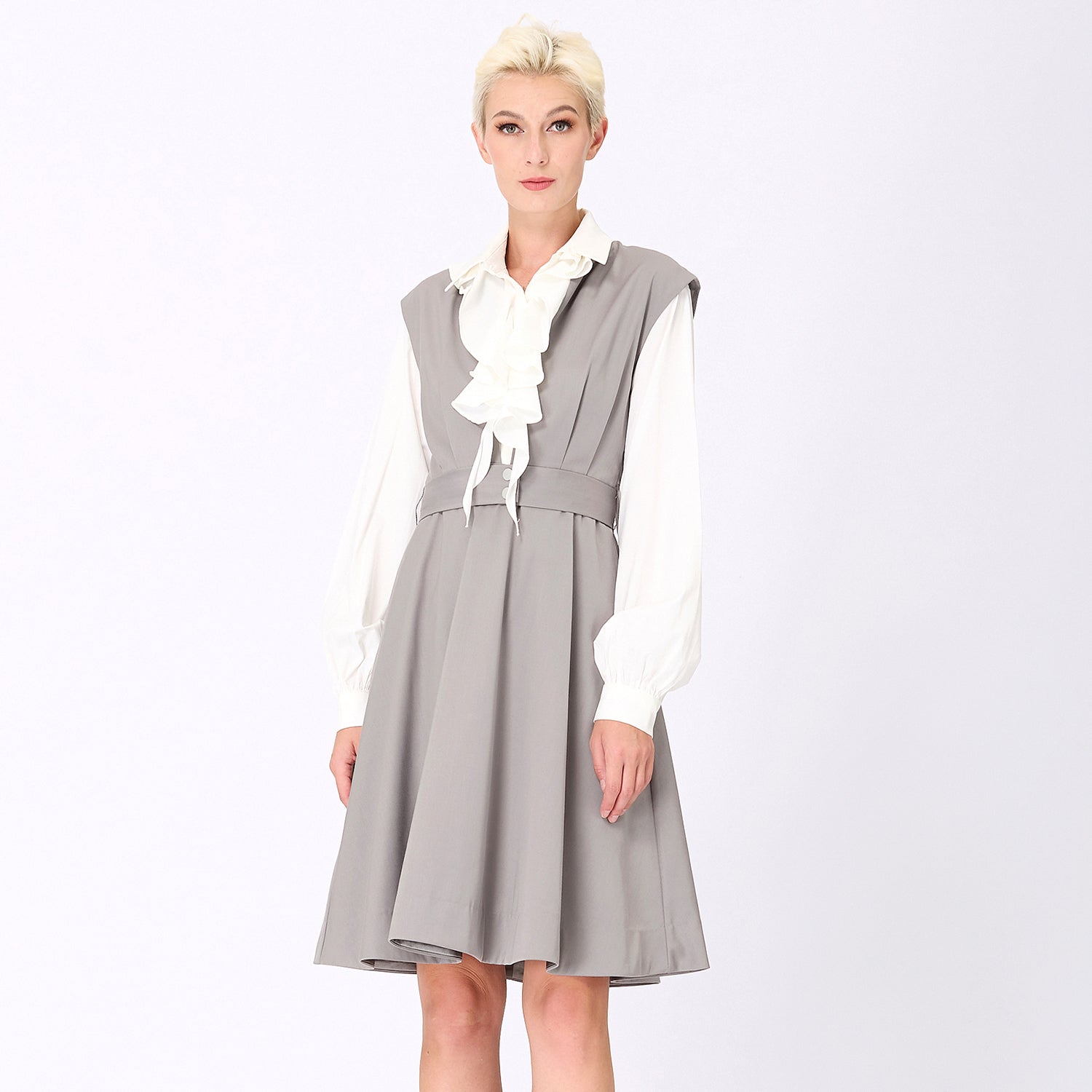 Robe structurée ajustée et évasée à mancherons