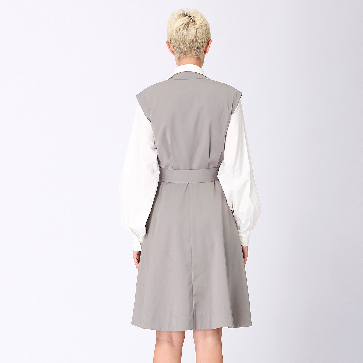Robe structurée ajustée et évasée à mancherons