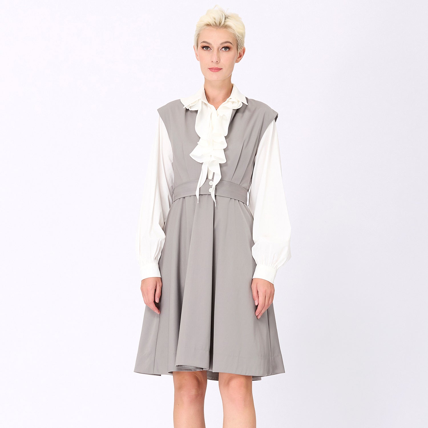Robe structurée ajustée et évasée à mancherons