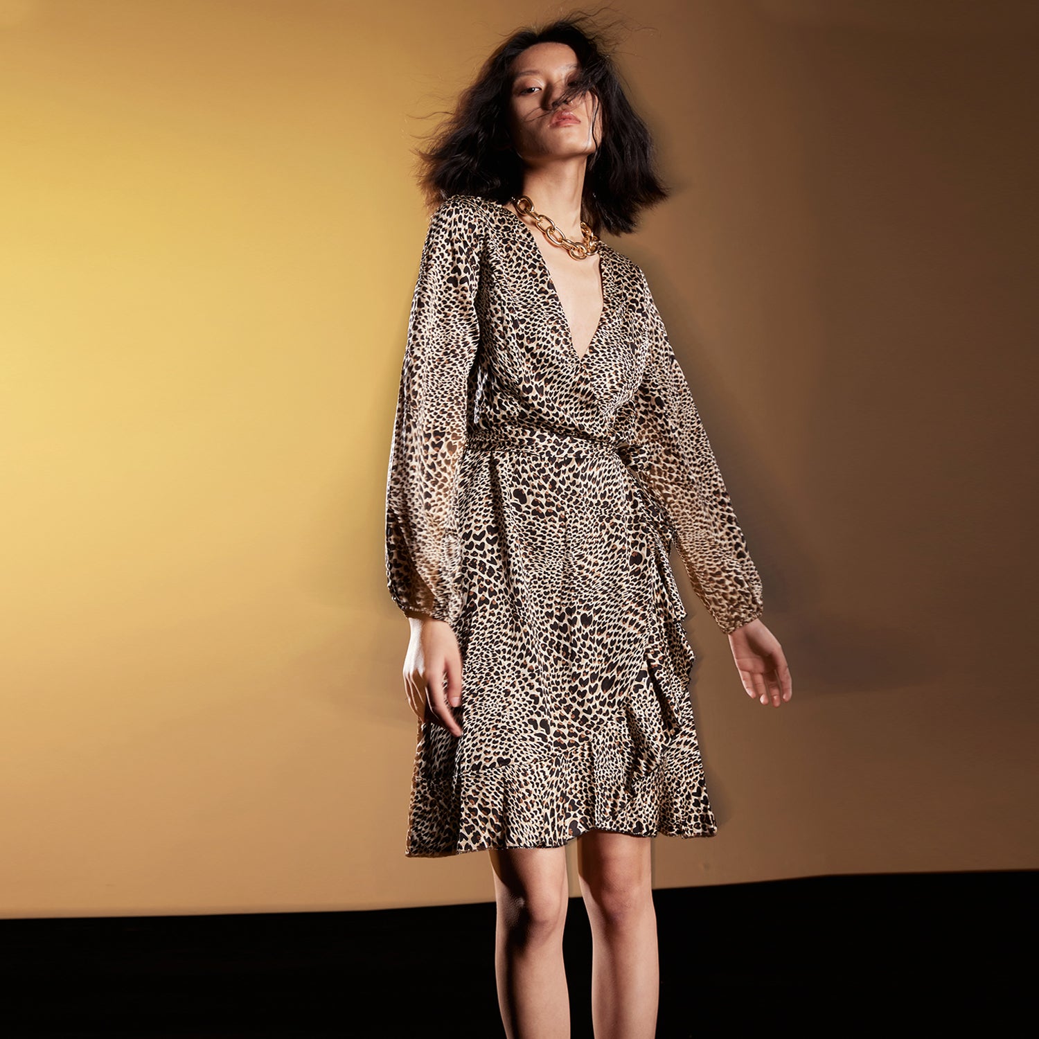 Robe effet cache-cœur et volants à imprimé animal