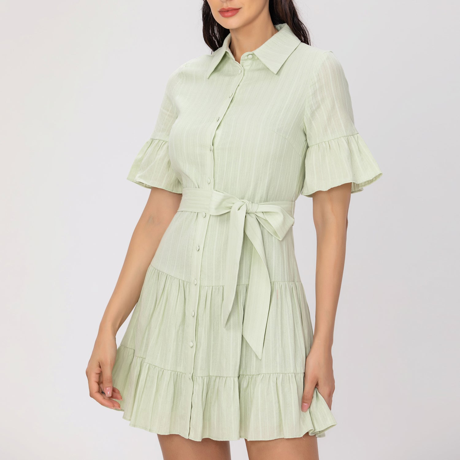 Robe chemise courte ajustée et évasée à volants étagés