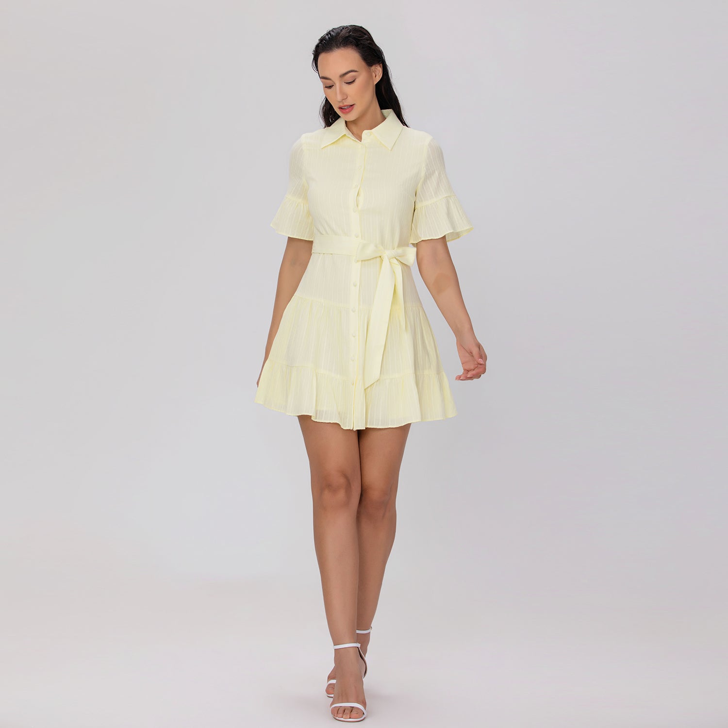 Robe chemise courte ajustée et évasée à volants étagés