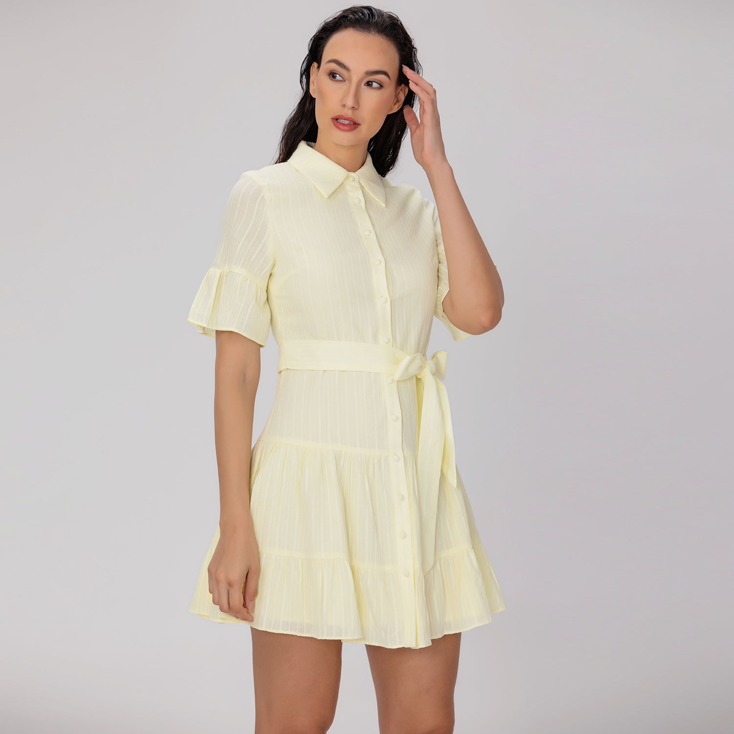 Robe chemise courte ajustée et évasée à volants étagés