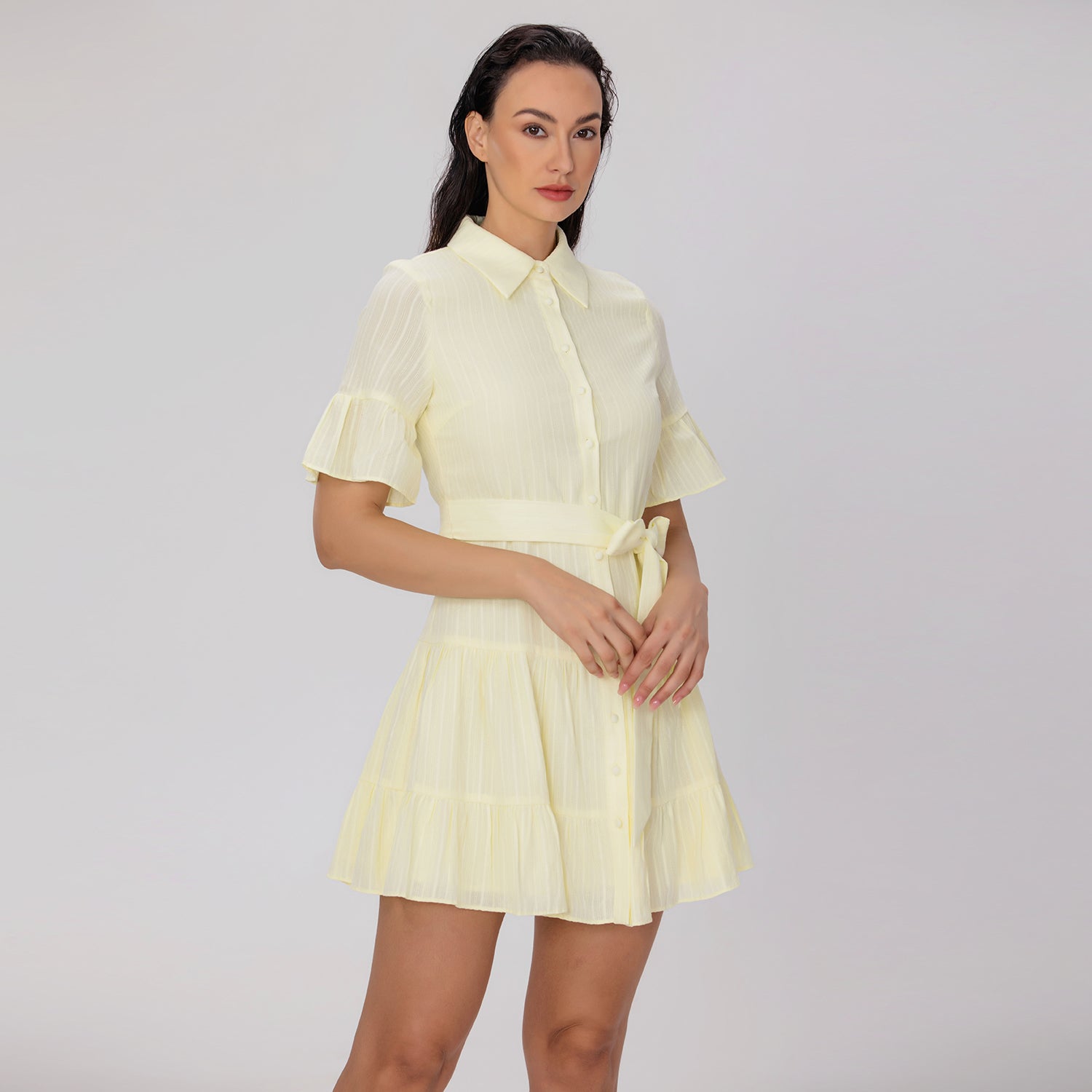 Robe chemise courte ajustée et évasée à volants étagés