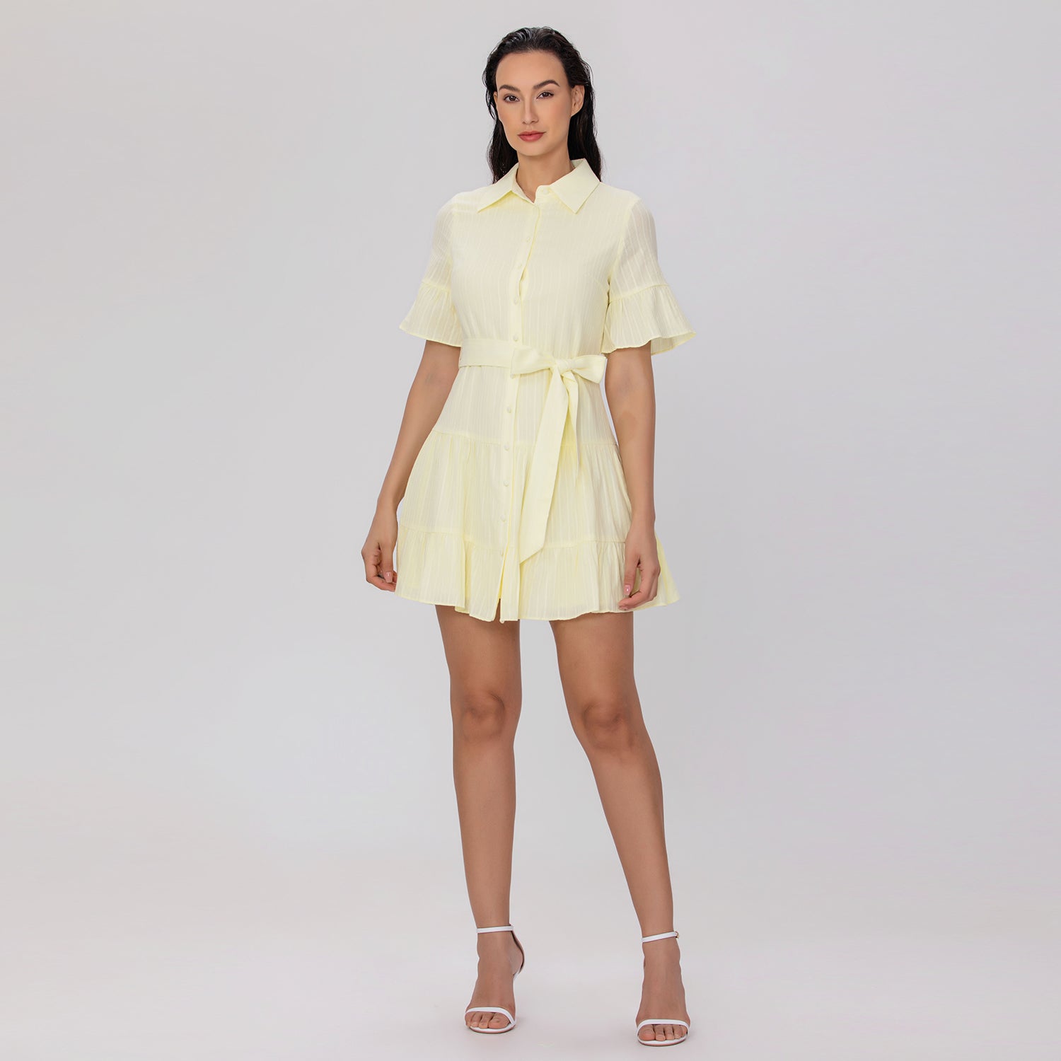 Robe chemise courte ajustée et évasée à volants étagés
