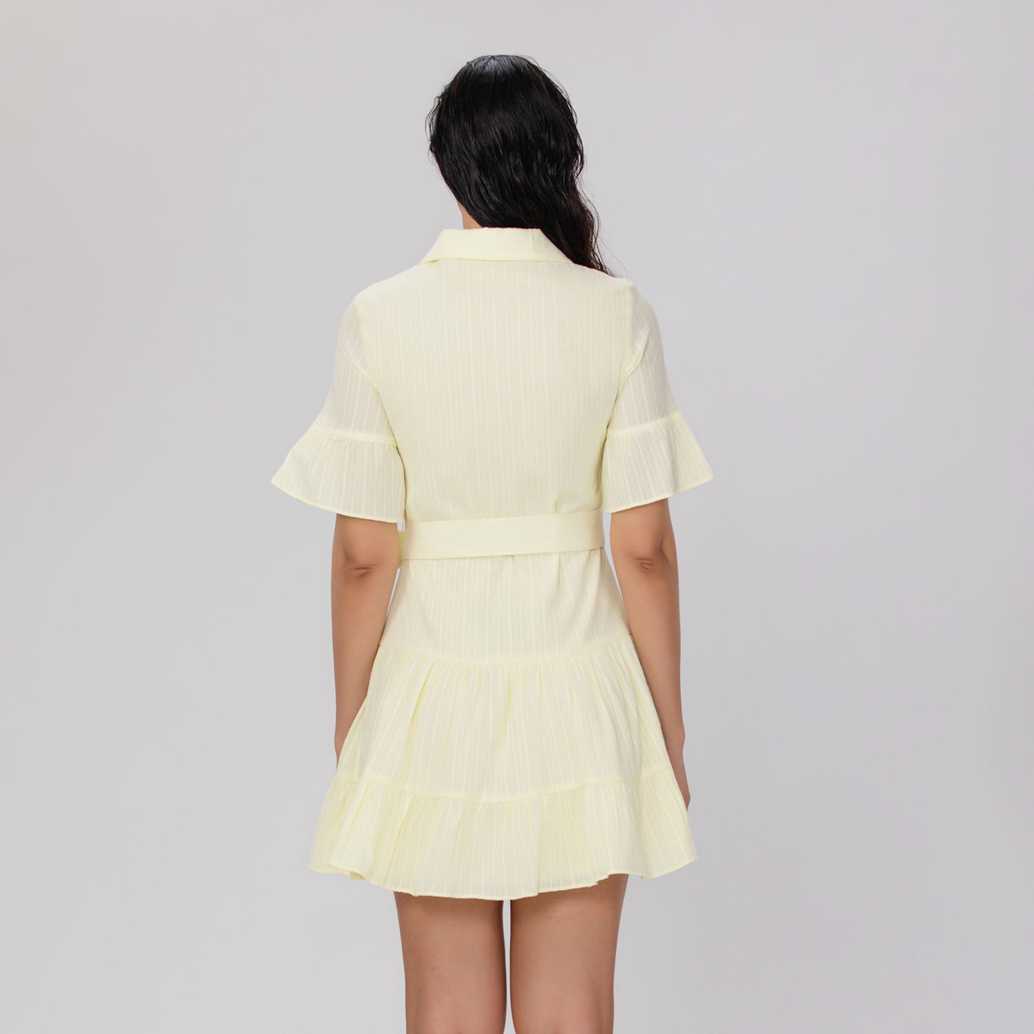 Robe chemise courte ajustée et évasée à volants étagés