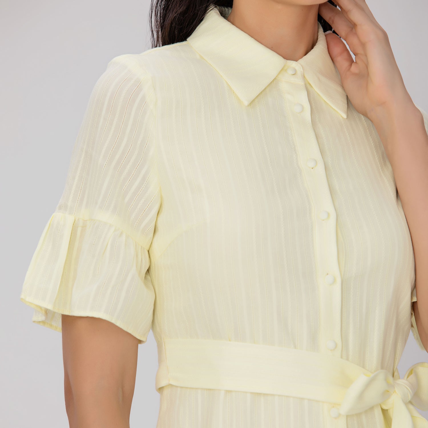 Robe chemise courte ajustée et évasée à volants étagés