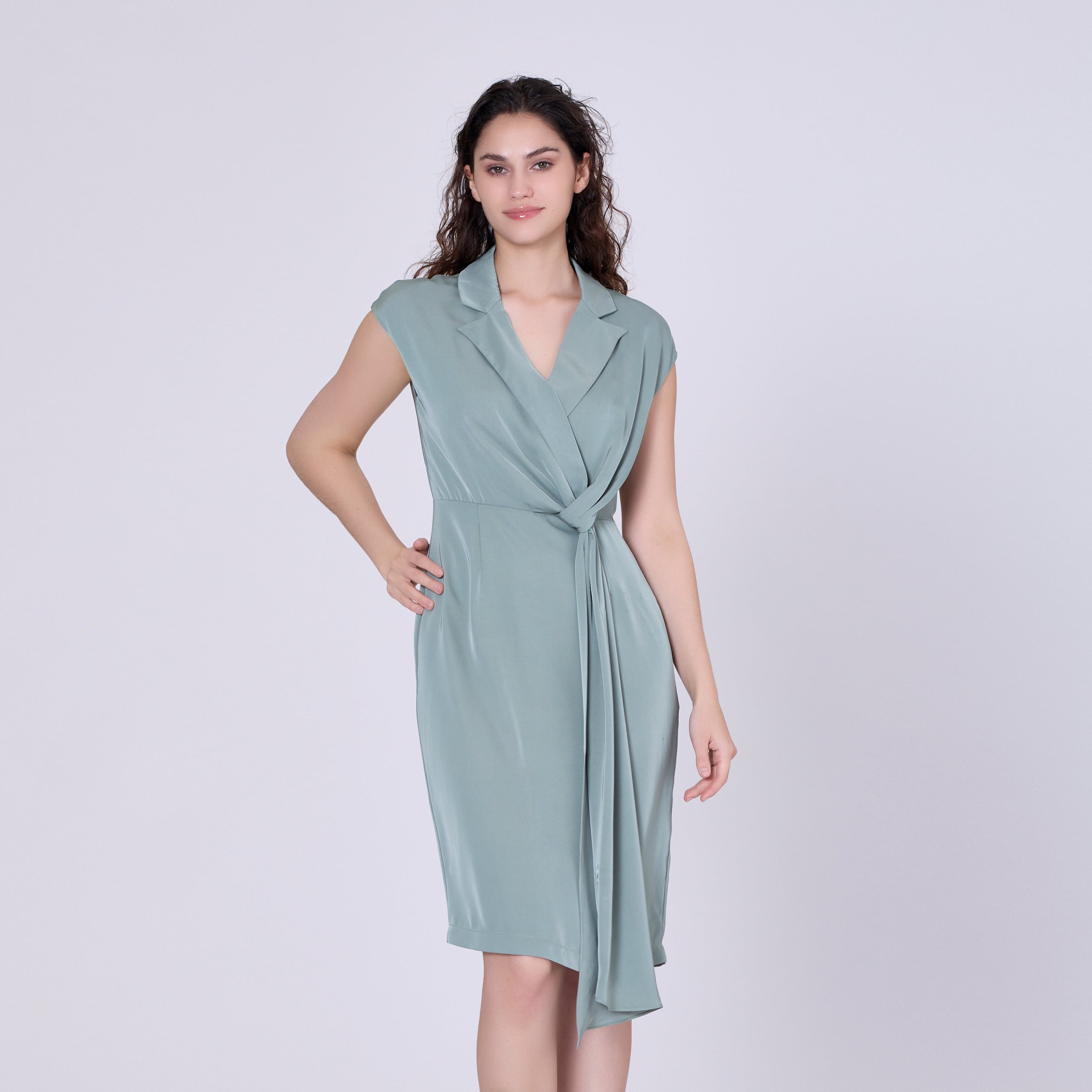 Robe asymétrique à panneau drapé