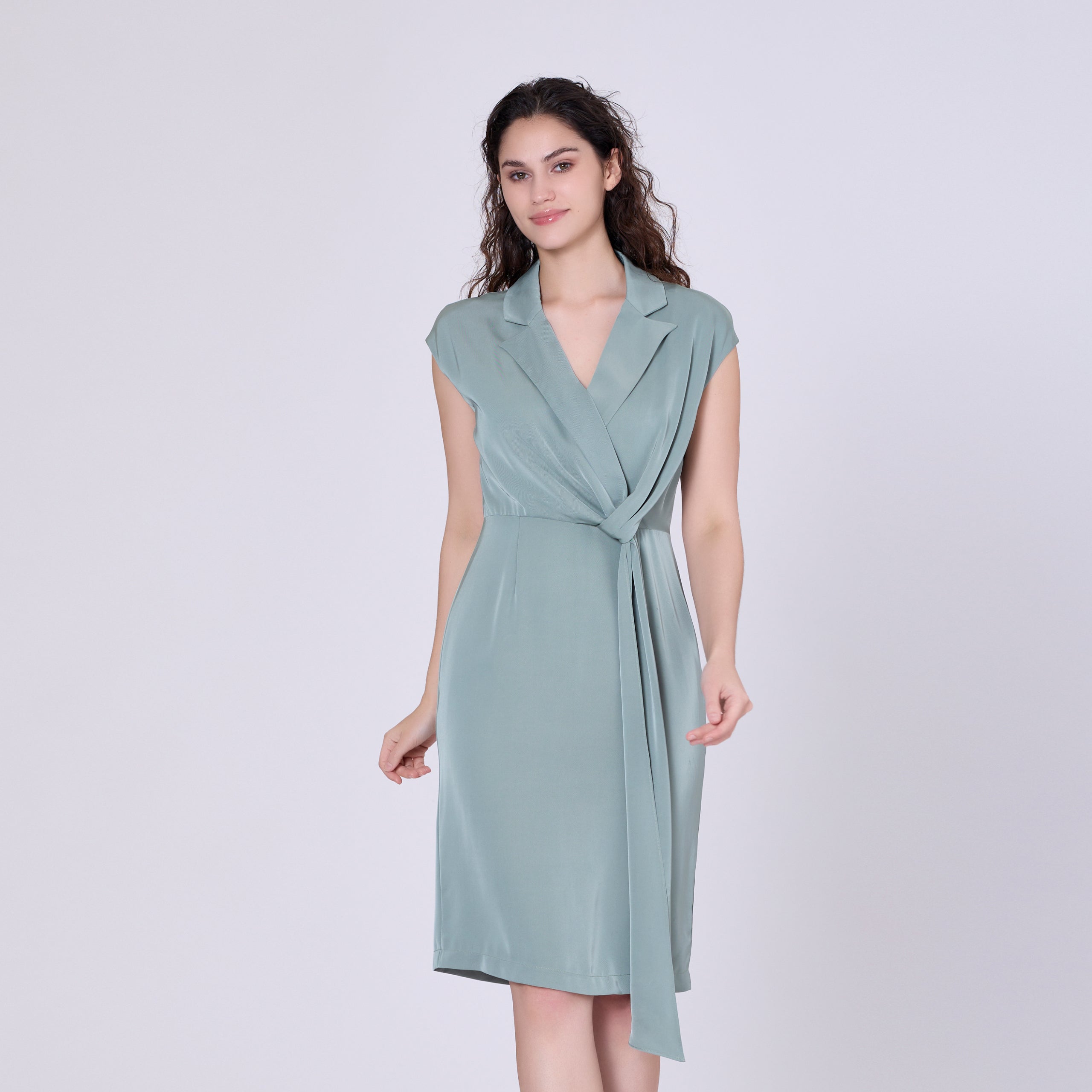 Robe asymétrique à panneau drapé