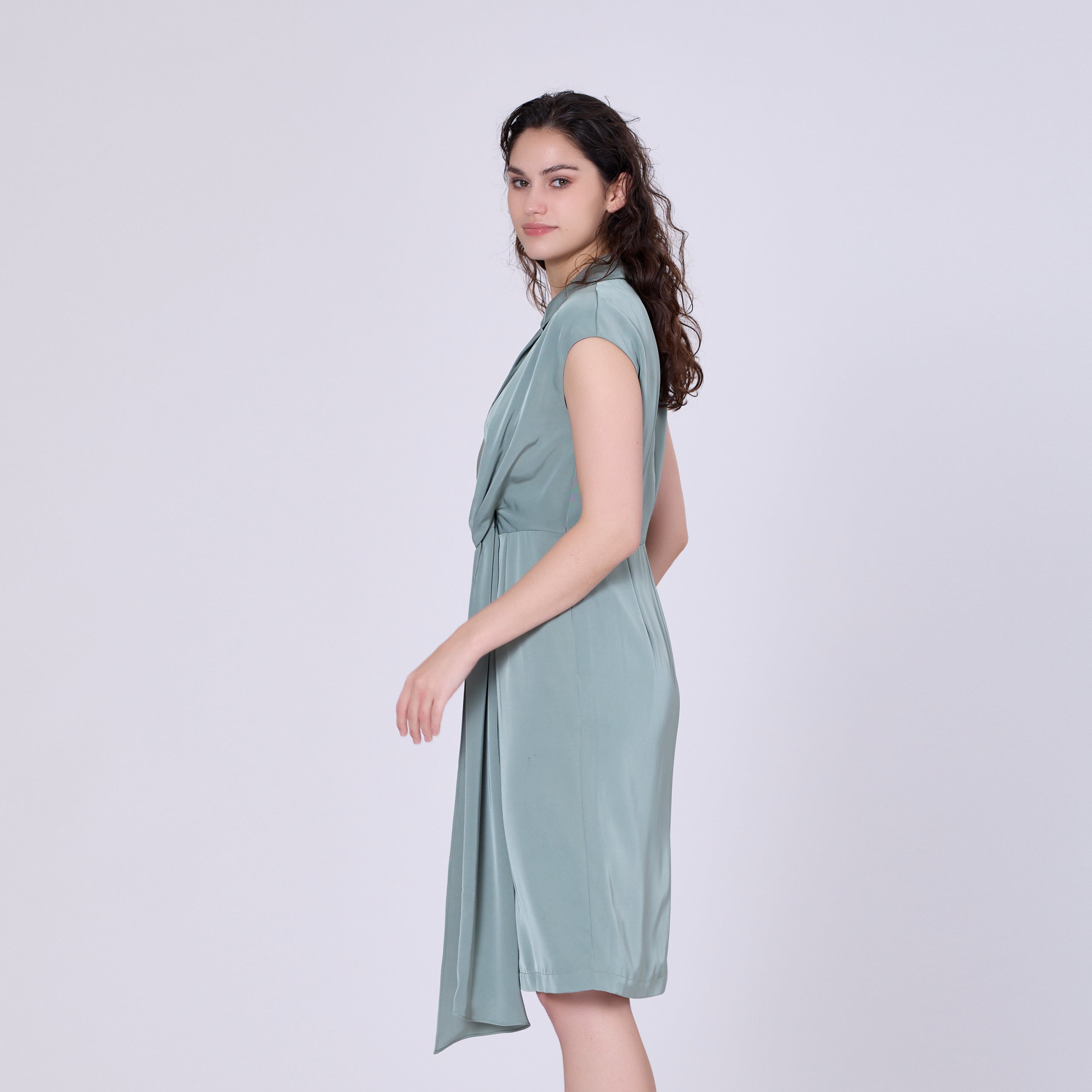 Robe asymétrique à panneau drapé