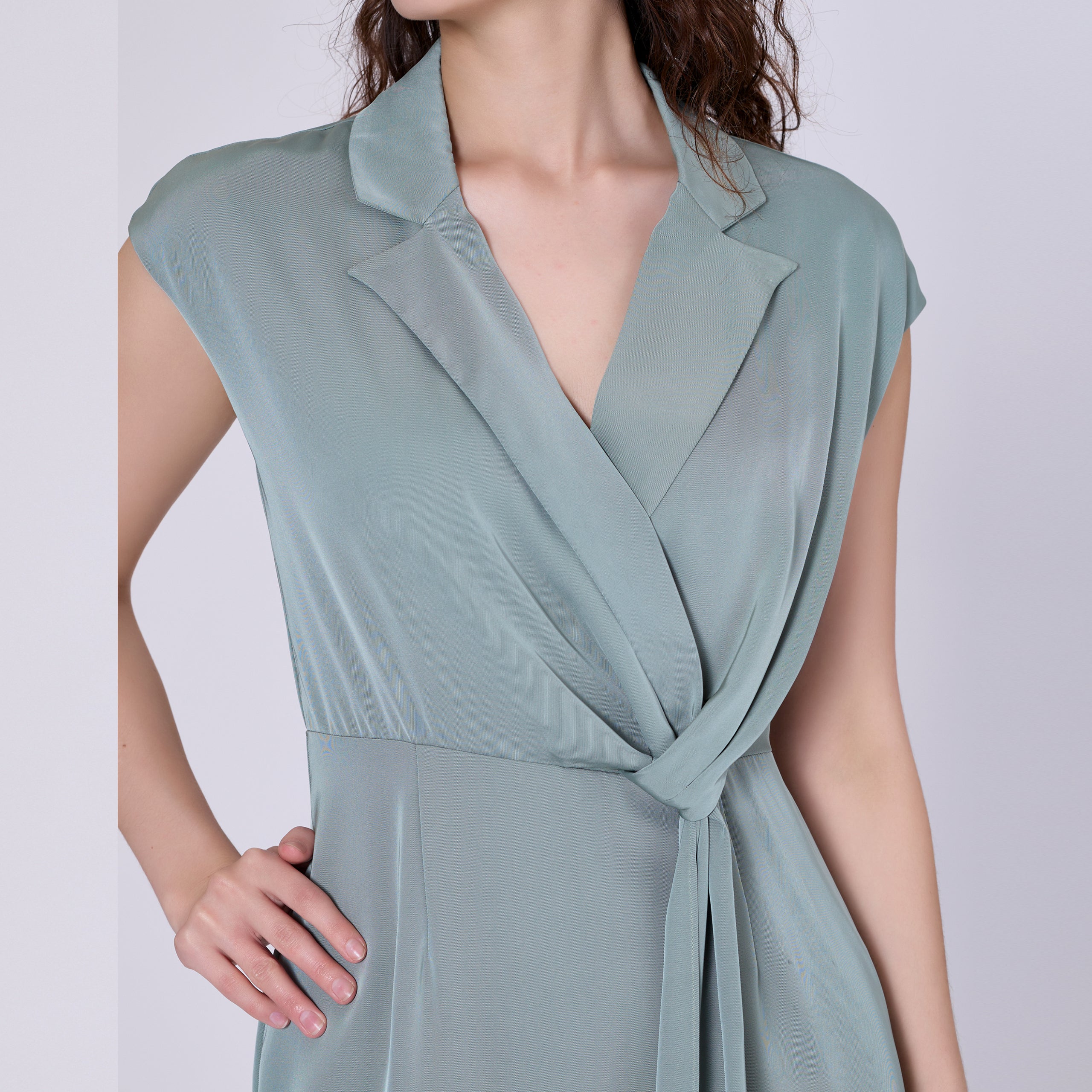 Robe asymétrique à panneau drapé