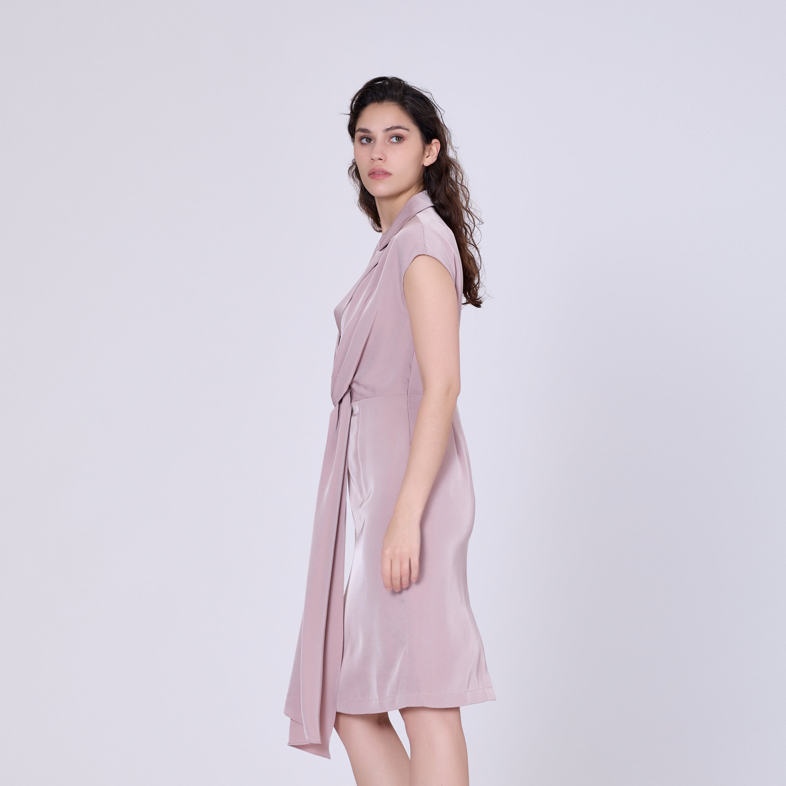 Robe asymétrique à panneau drapé