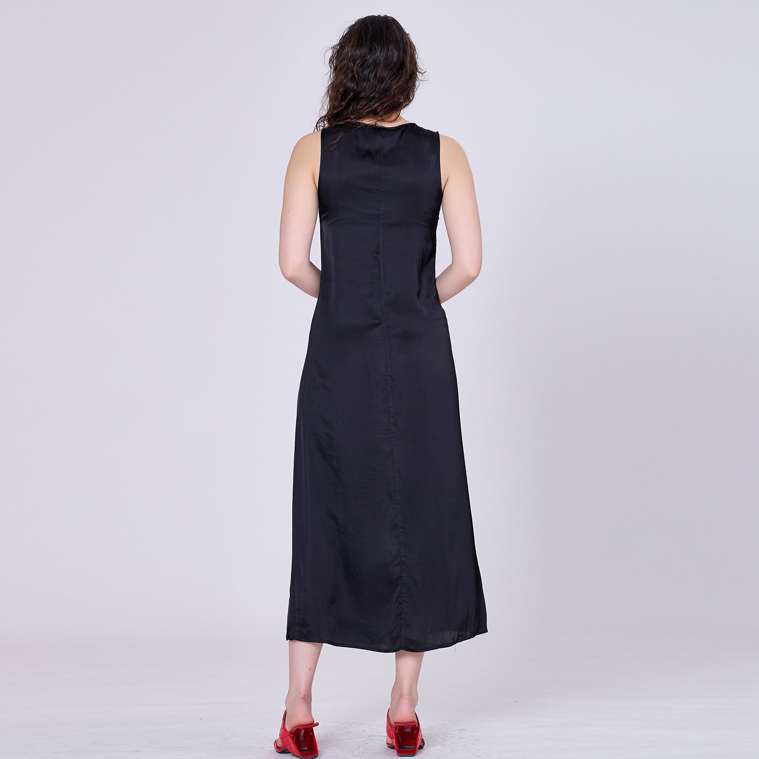 Robe minimaliste sans manches en soie
