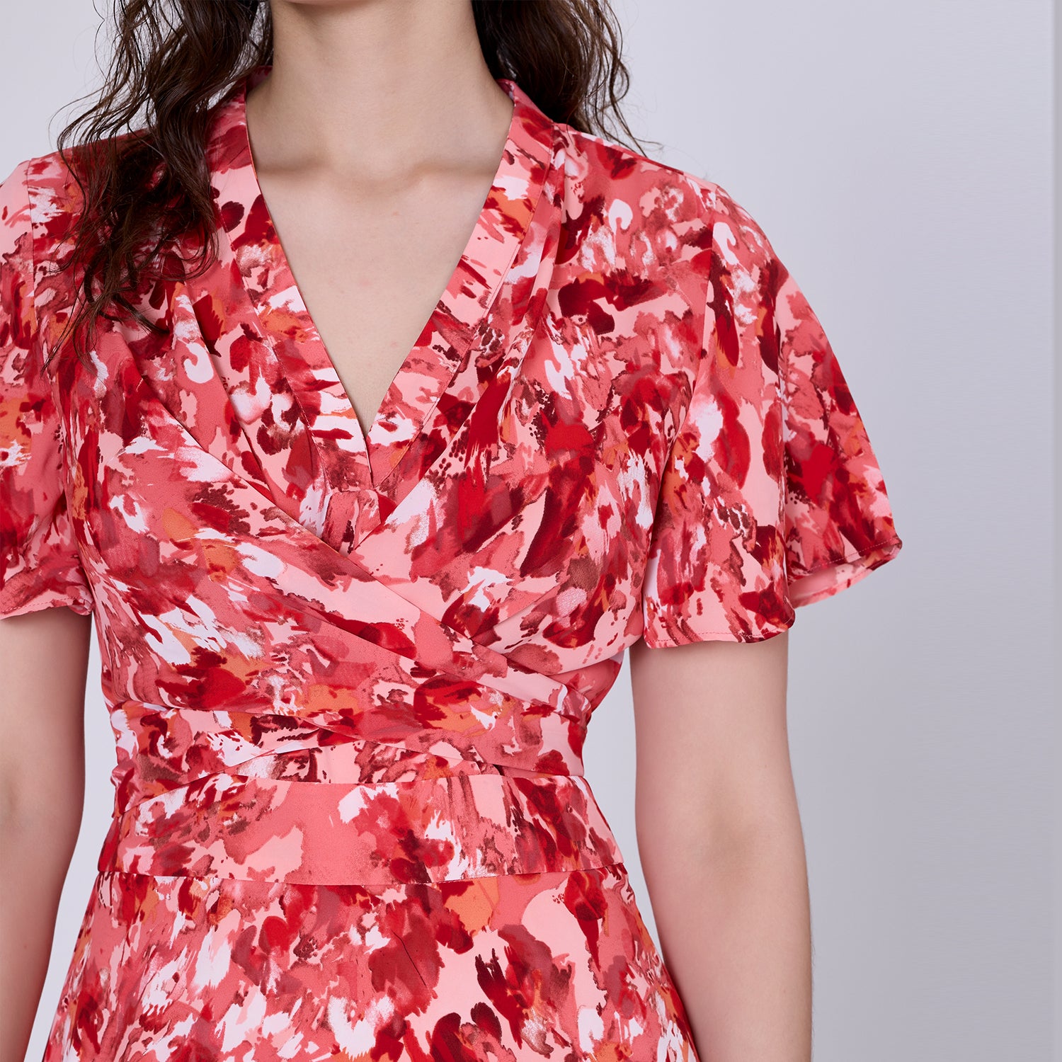 Robe midi à effet croisé et imprimé abstrait