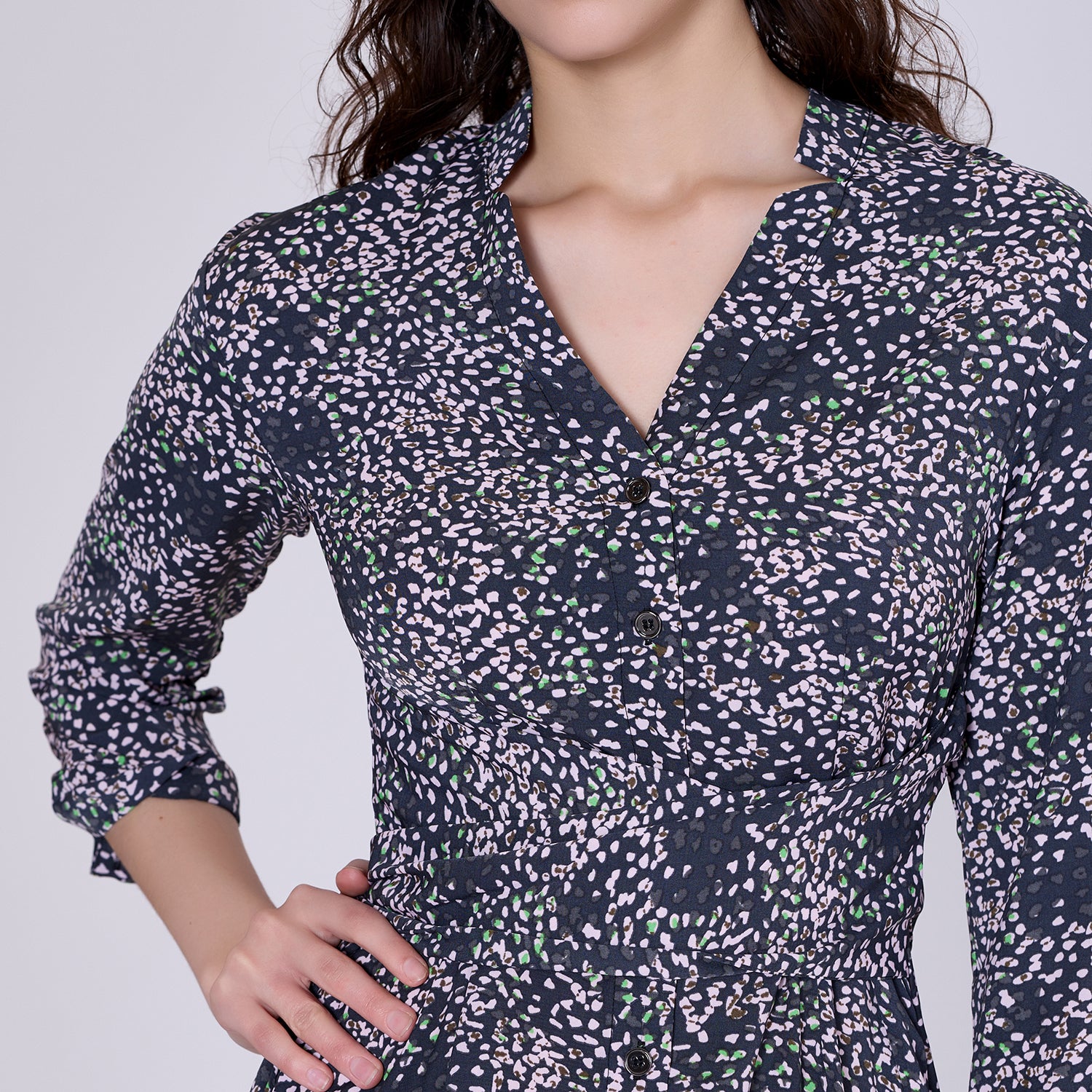 Robe chemise minimaliste à imprimé graphique
