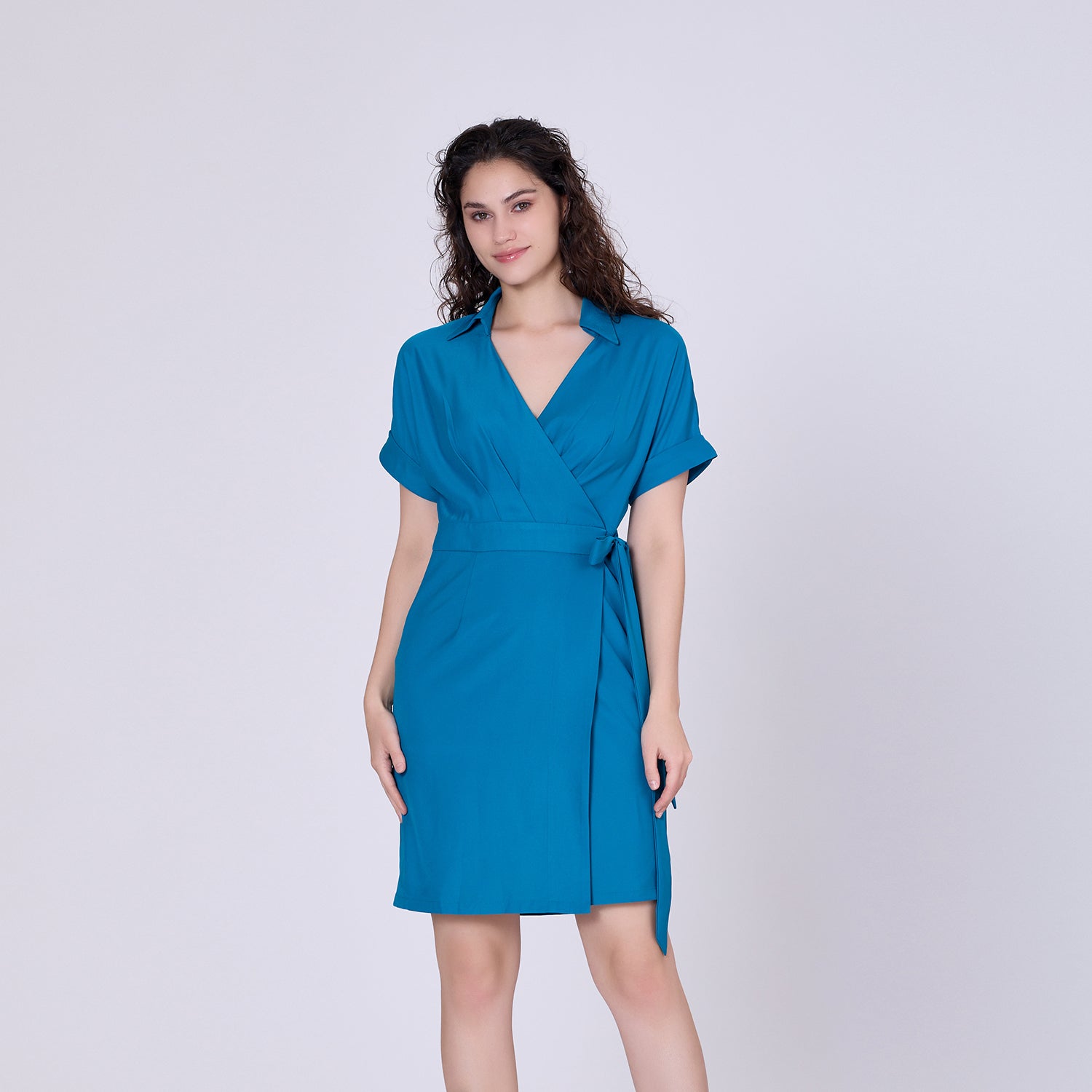 Robe portefeuille minimaliste et col italien