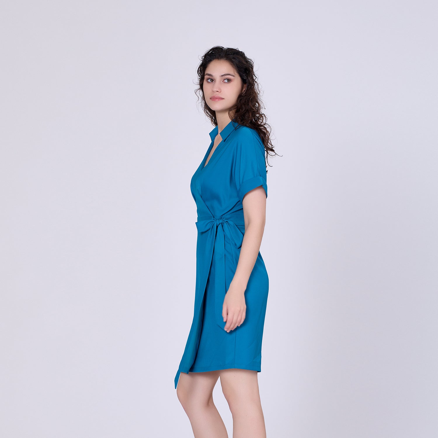 Robe portefeuille minimaliste et col italien