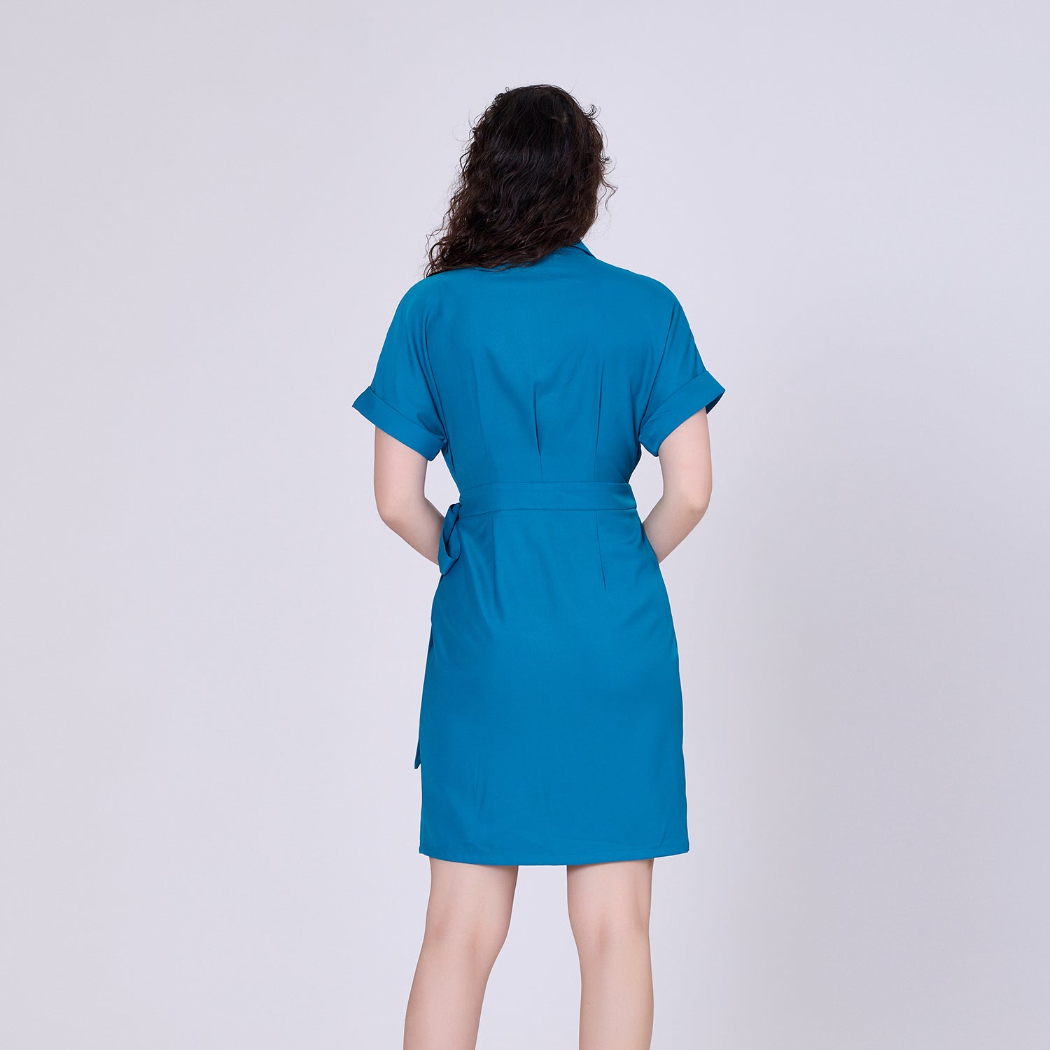 Robe portefeuille minimaliste et col italien