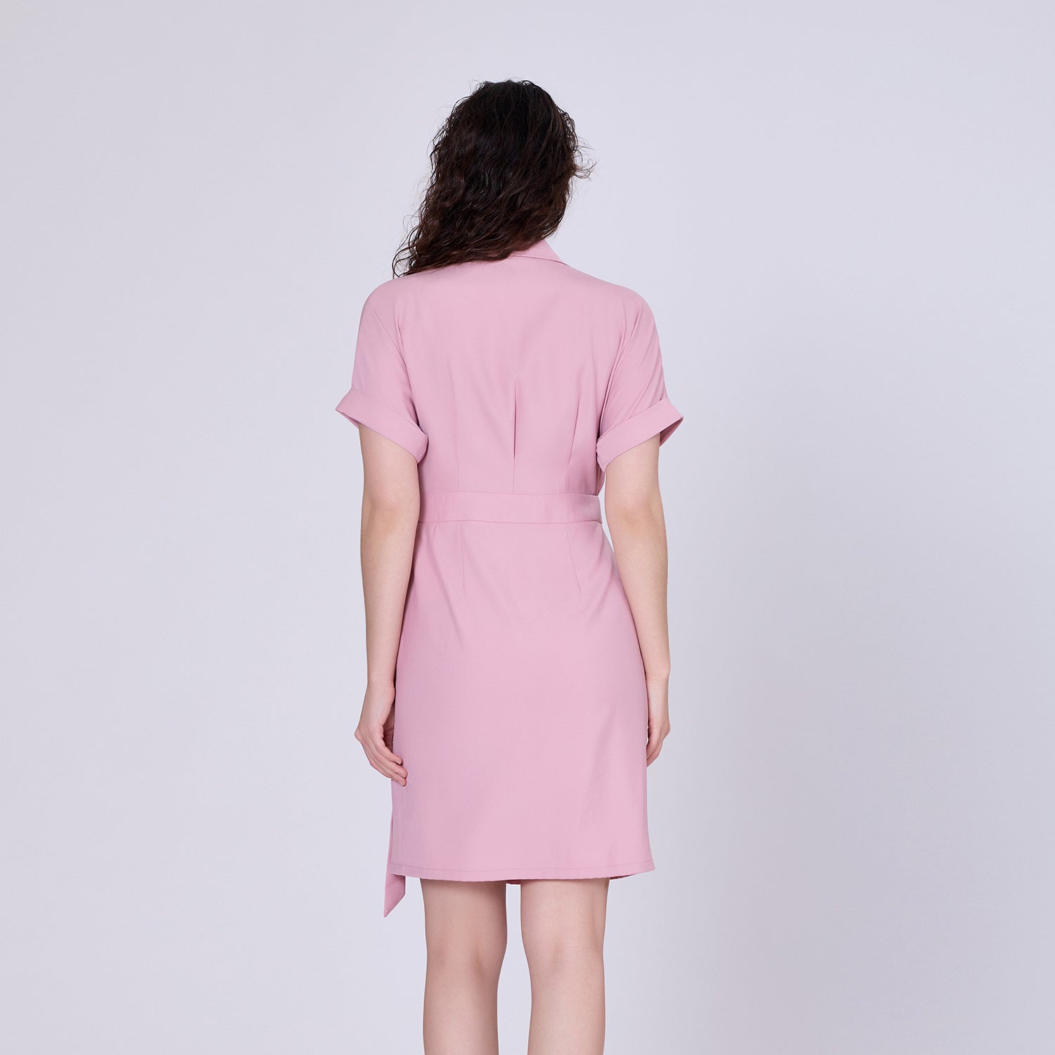 Robe portefeuille minimaliste et col italien