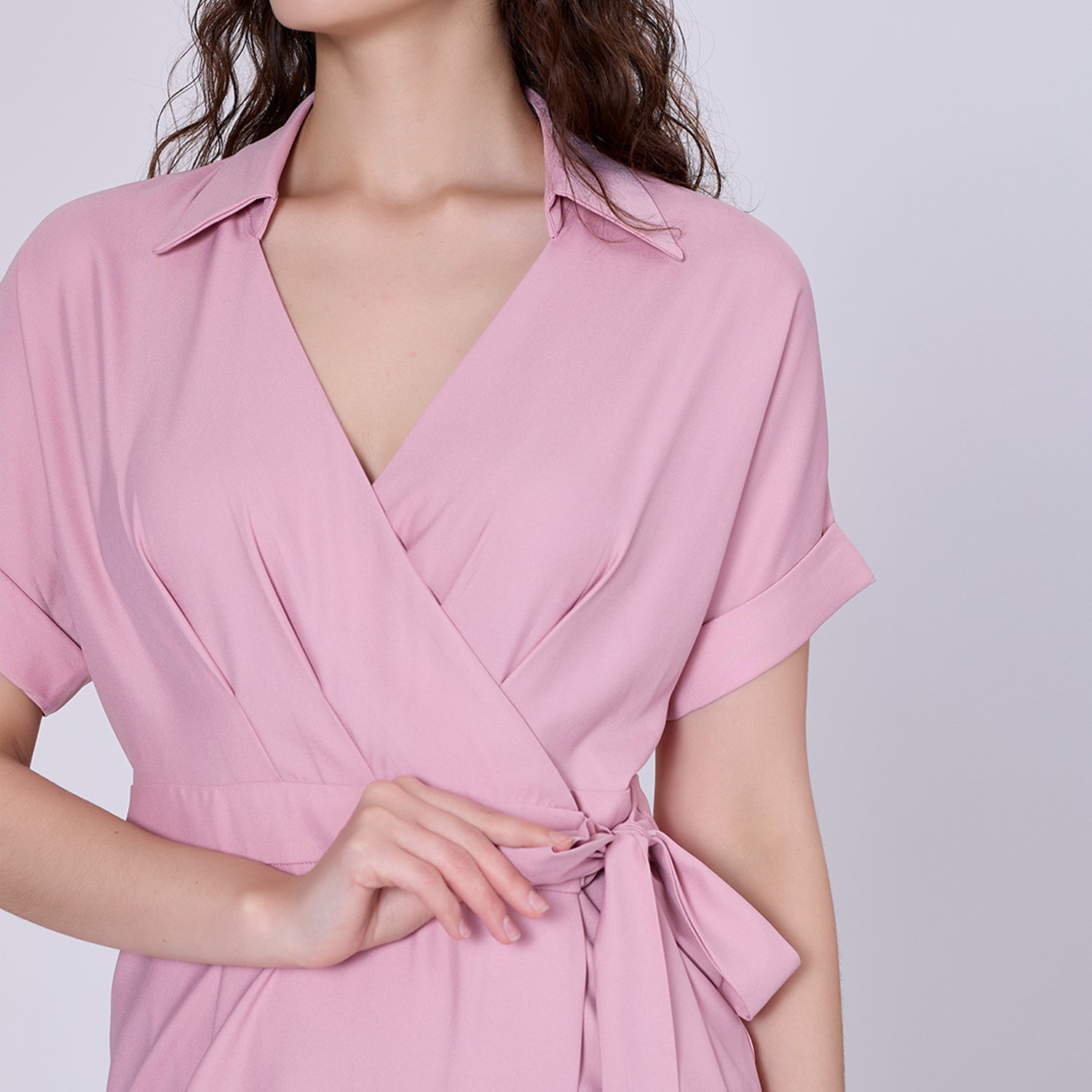 Robe portefeuille minimaliste et col italien
