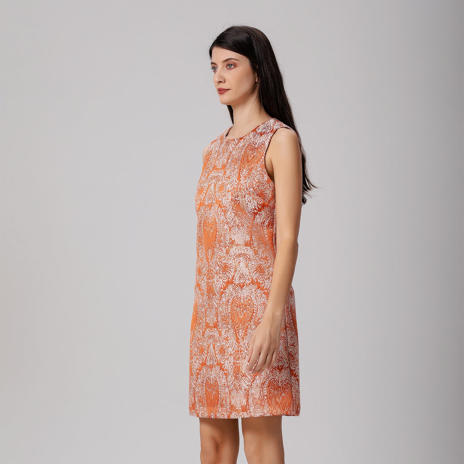 Robe courte sans manche en brocart