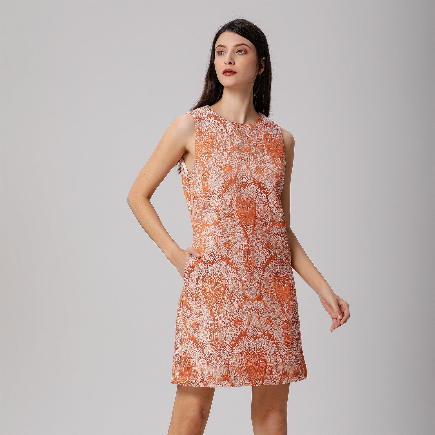 Robe courte sans manche en brocart