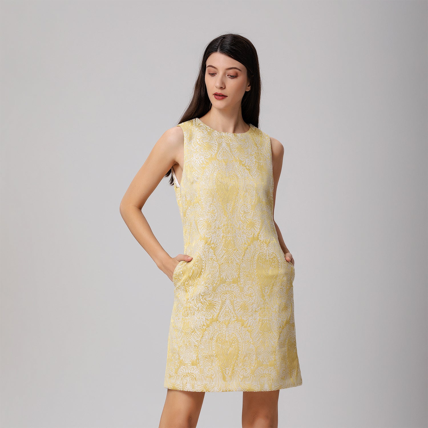 Robe courte sans manche en brocart