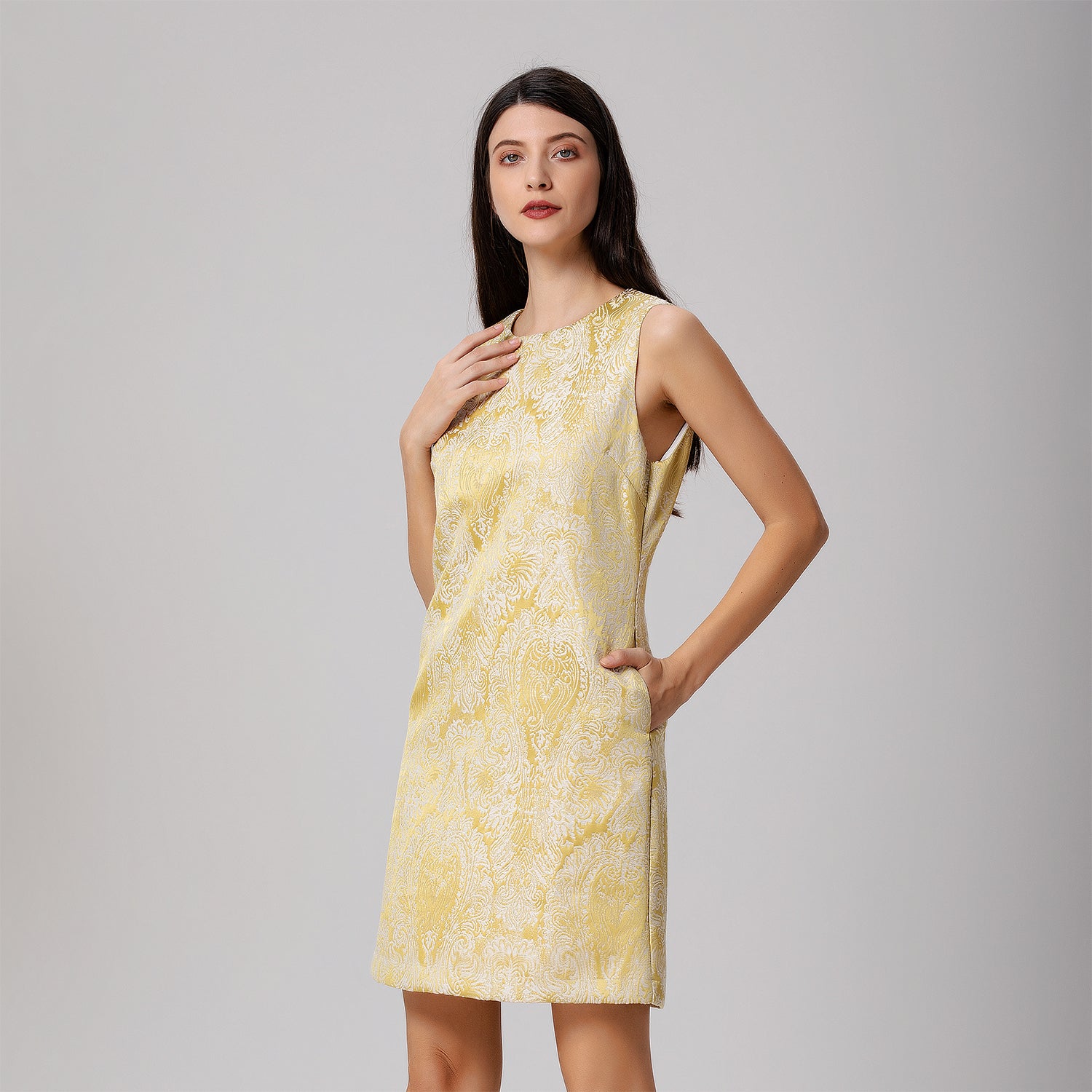 Robe courte sans manche en brocart