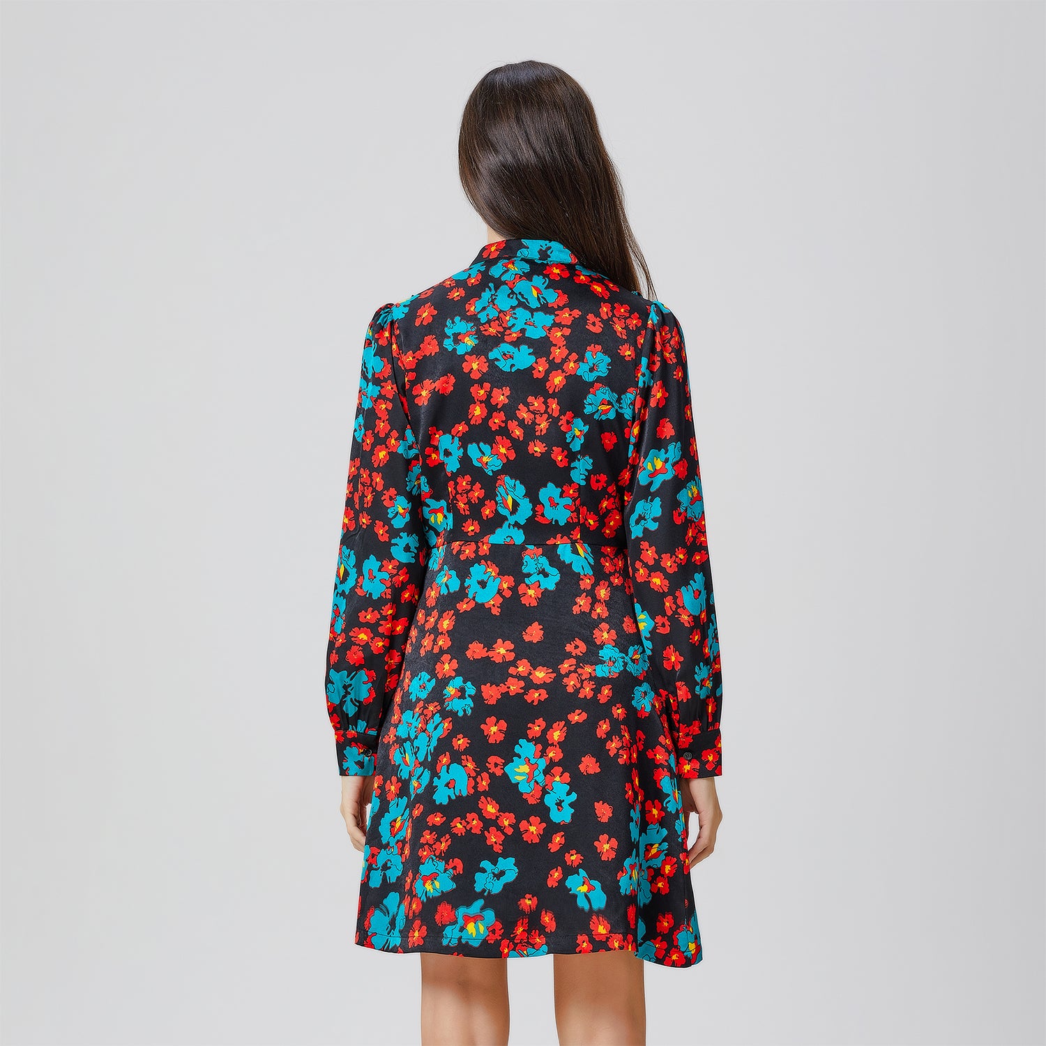 Robe-chemise courte à imprimé floral et col lavallière