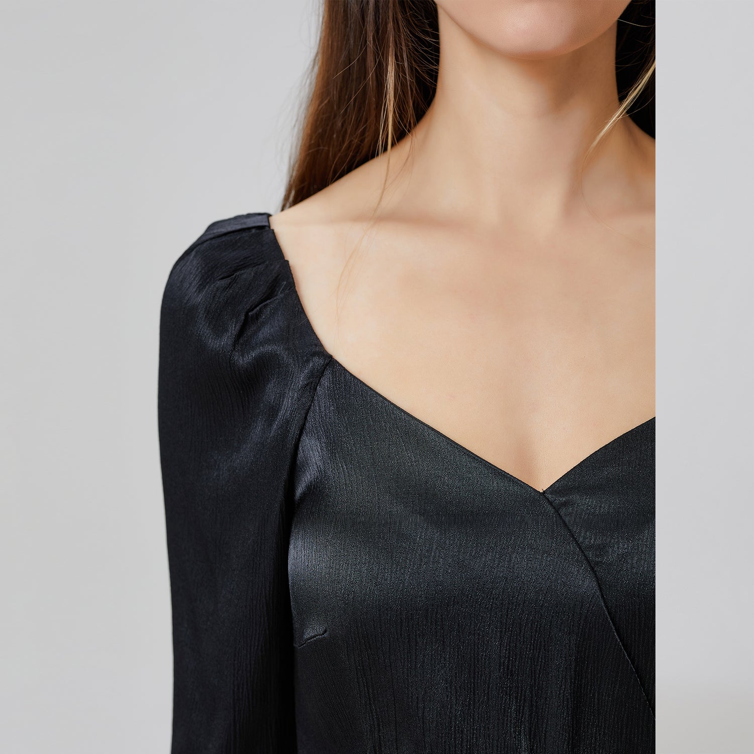Robe satin à décolleté coeur- croisé