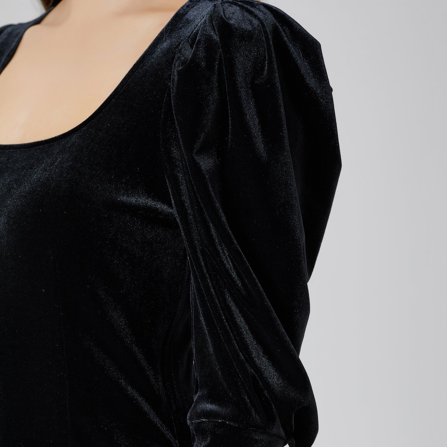 Robe en velours à manches bouffantes