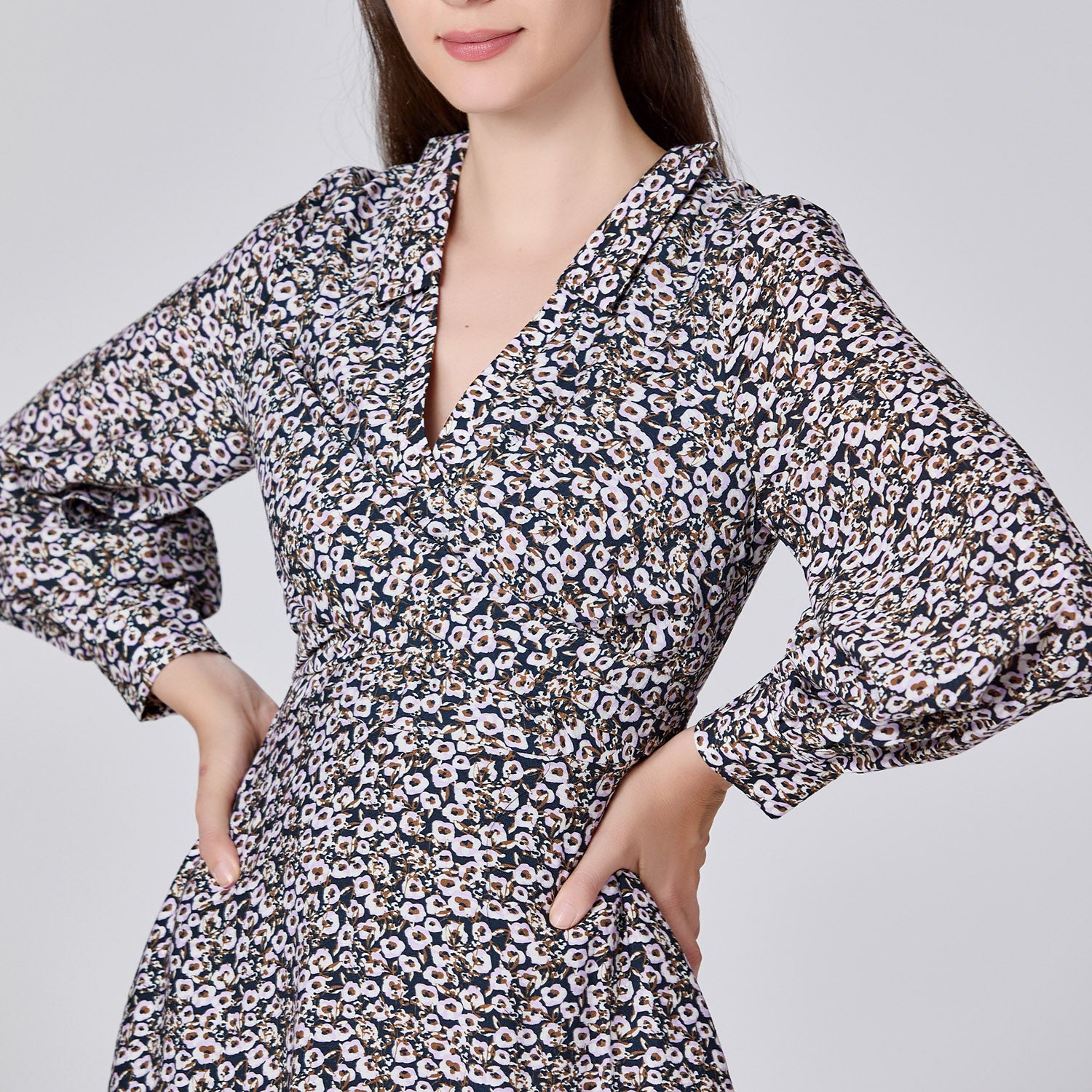 Robe évasée imprimée à décolleté en V et drapé croisé