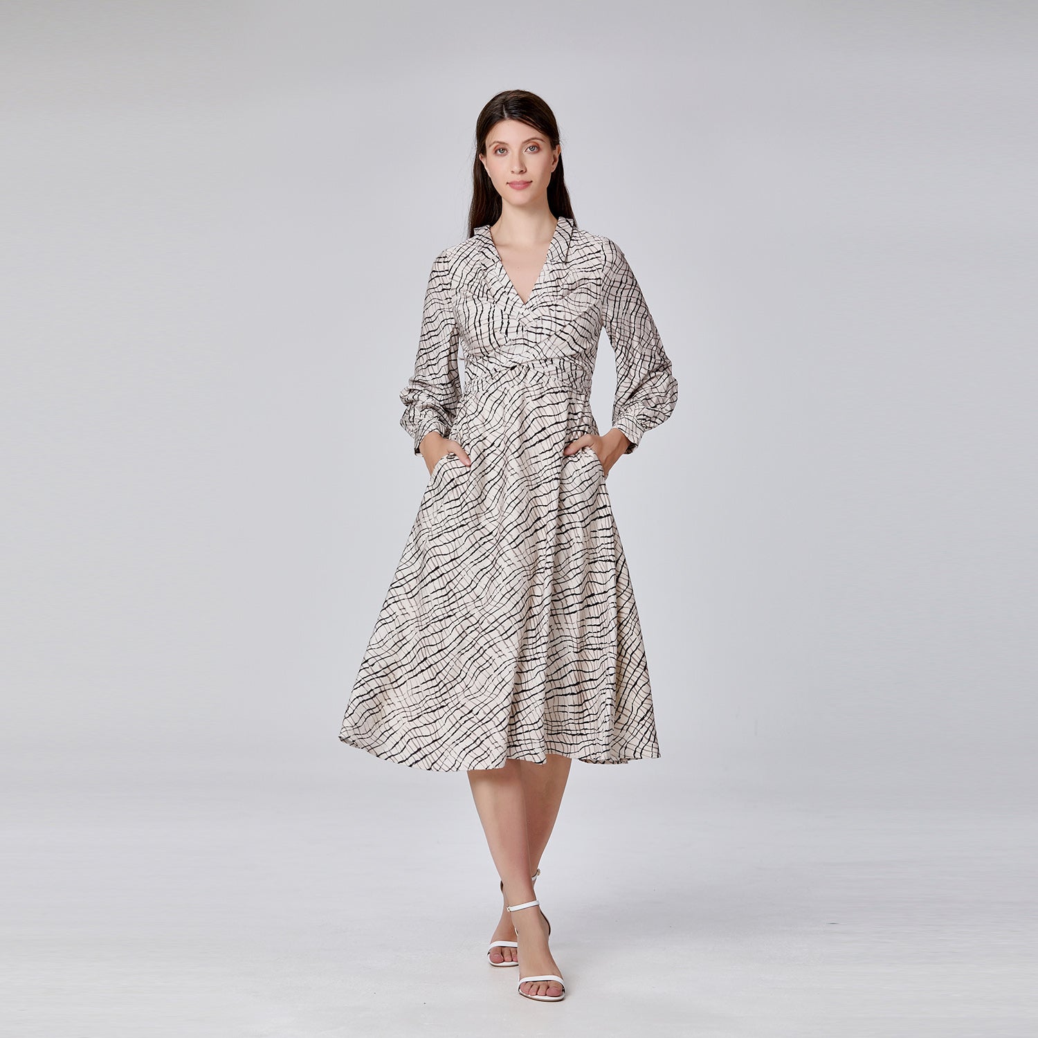 Robe imprimée à décolleté en V et drapé croisé