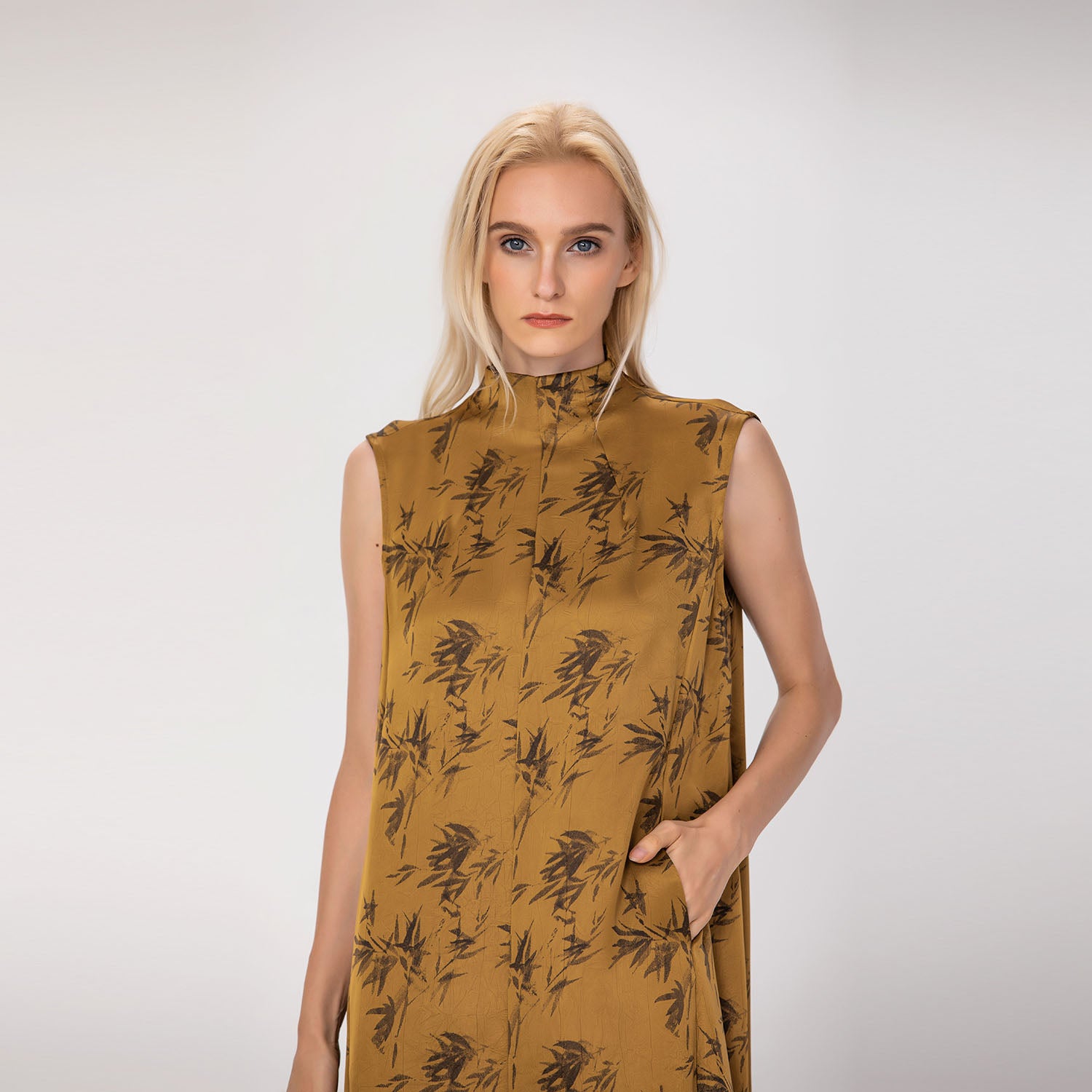 Robe sans manches en jacquard à col montant