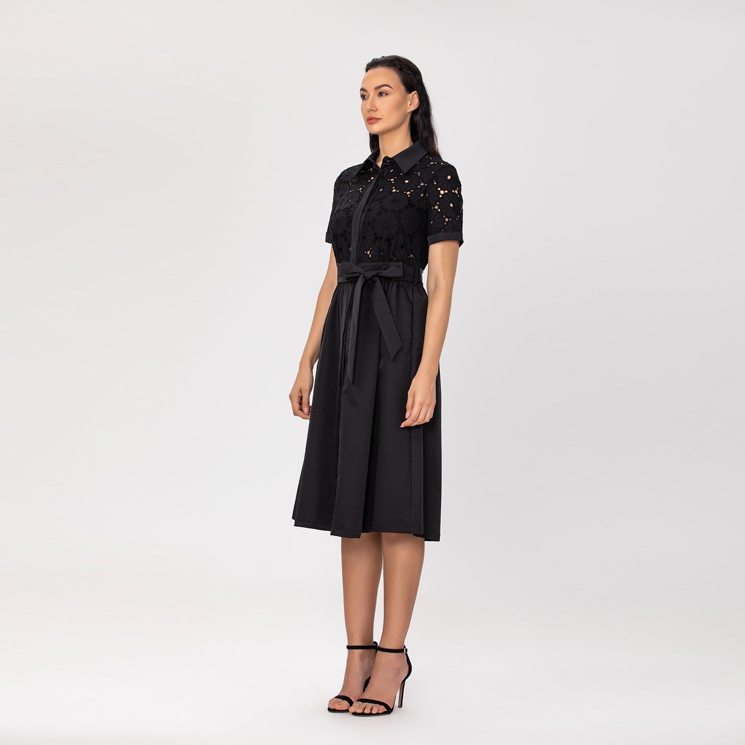 Robe chemise en dentelle et coton avec ceinture